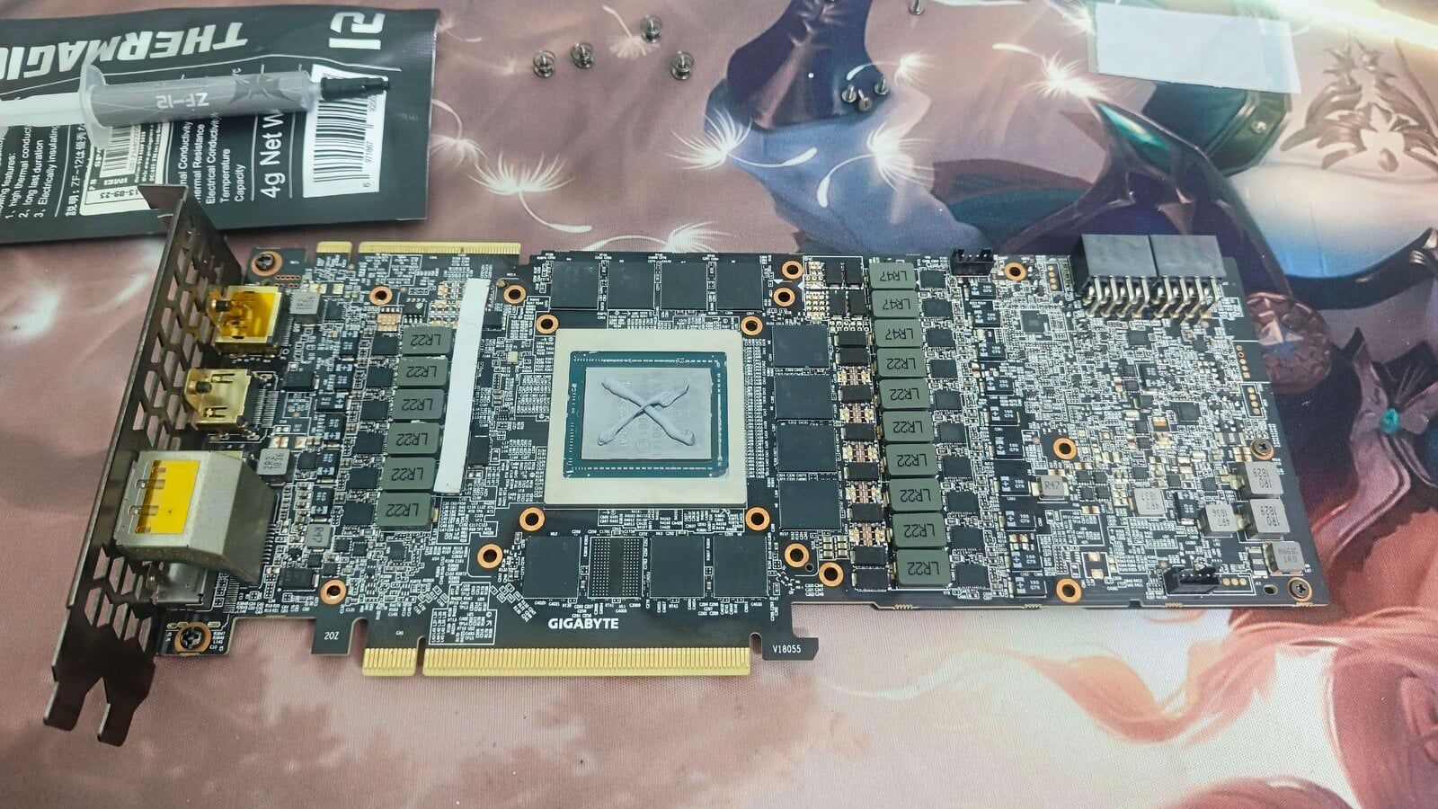 Quá trình tra keo tản nhiệt ZF-12 lên die GPU RTX 2080Ti – Nguồn: VOZ