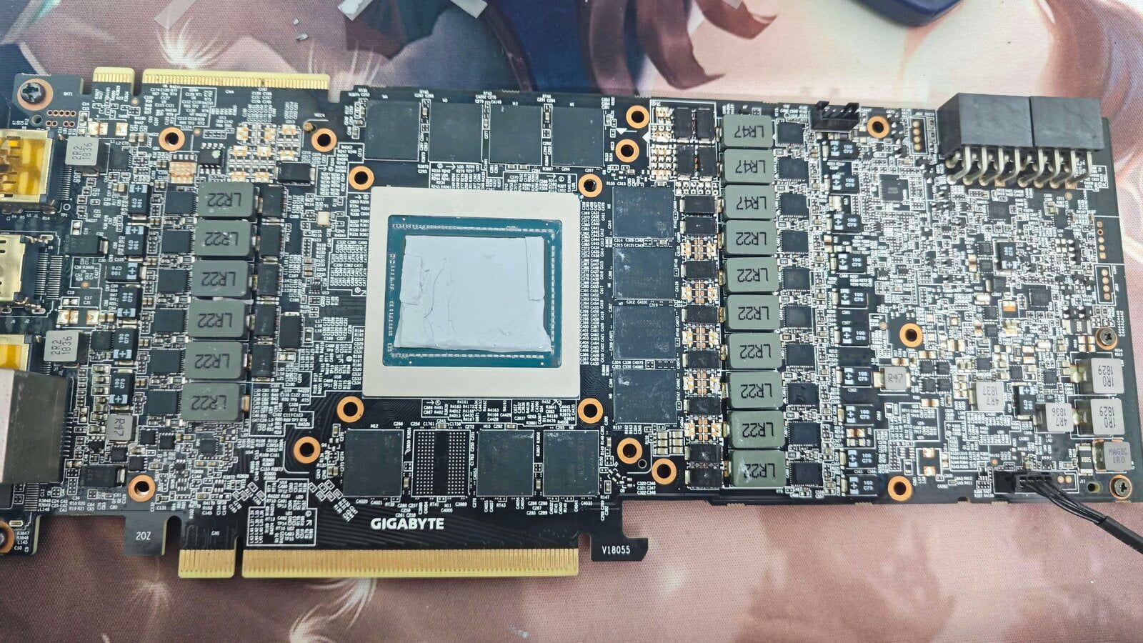 Pad Honeywell PTM7950 đã dán lên die GPU RTX 2080Ti – Nguồn: VOZ