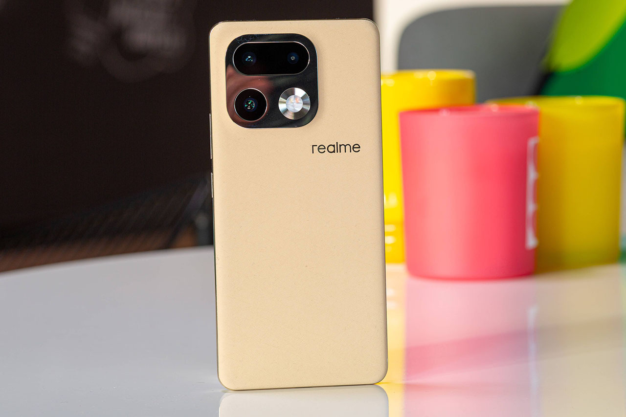 Thiết kế mặt lưng vân da cao cấp realme 16 Pro+ 5G cảm giác cầm nắm