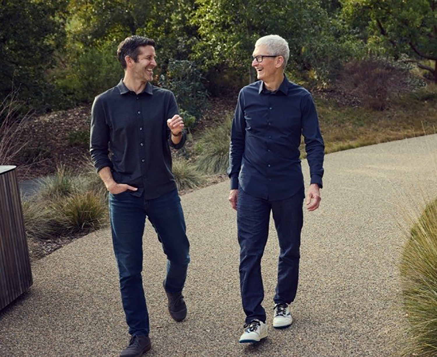 CEO John Ternus và Tim Cook tại sự kiện Apple