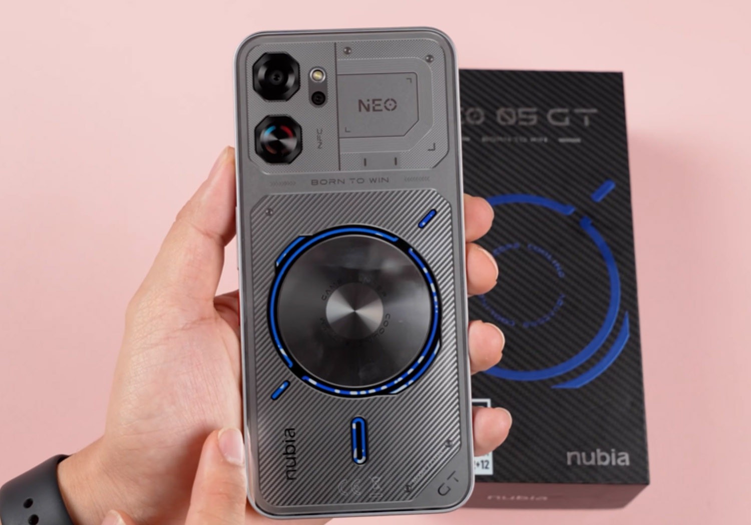 Mặt lưng Nubia Neo 5 GT Special Edition với hệ thống tản nhiệt nước