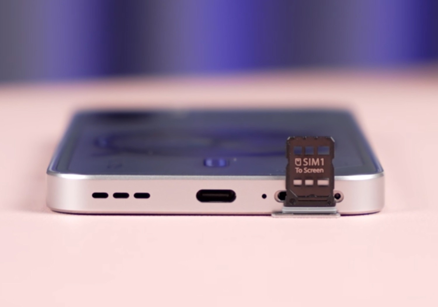 Cạnh dưới với khay SIM kép và cổng kết nối USB Type-C