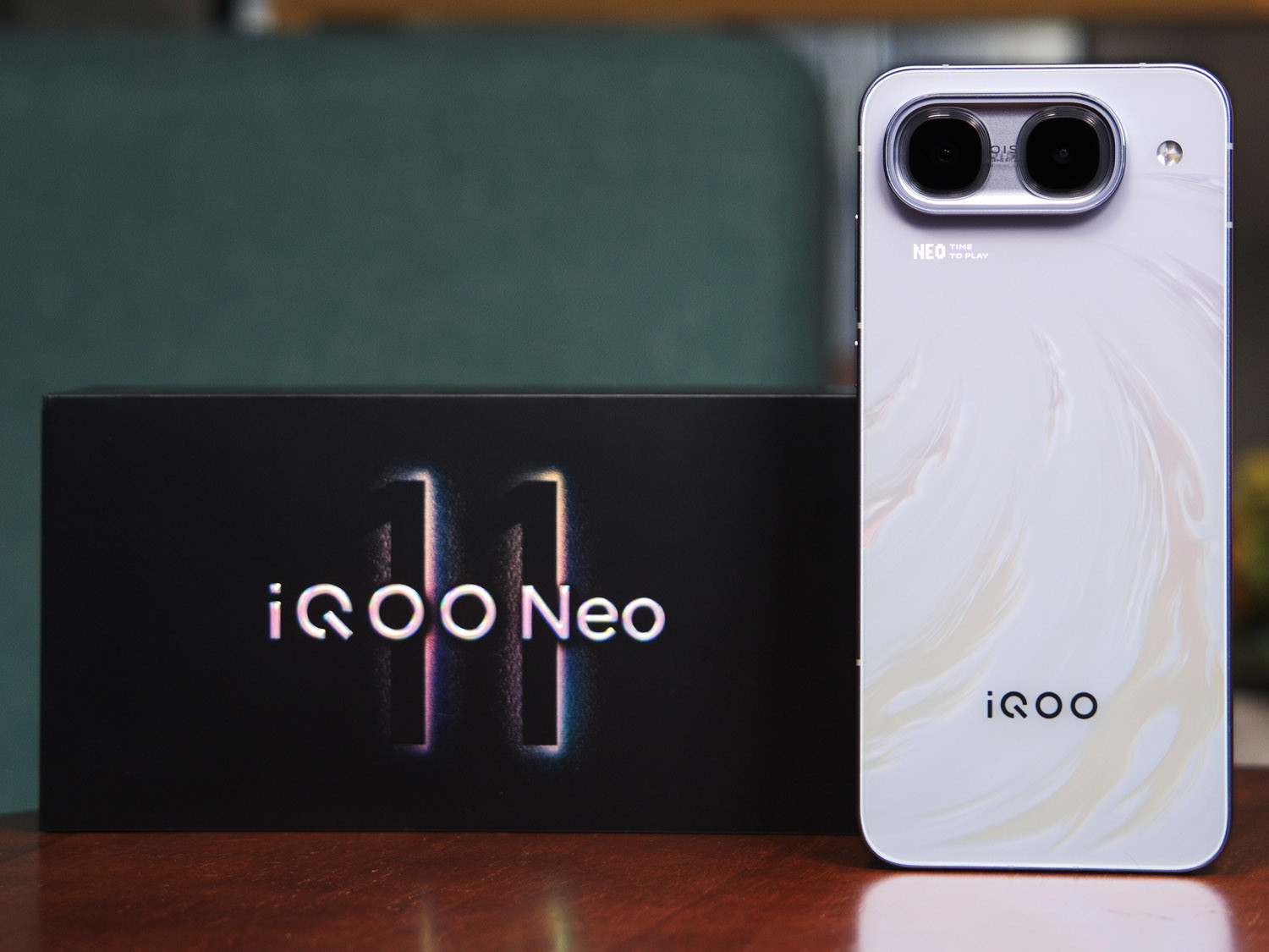 Thiết kế iQOO Neo 11 Ultra khung nhôm mặt lưng kính