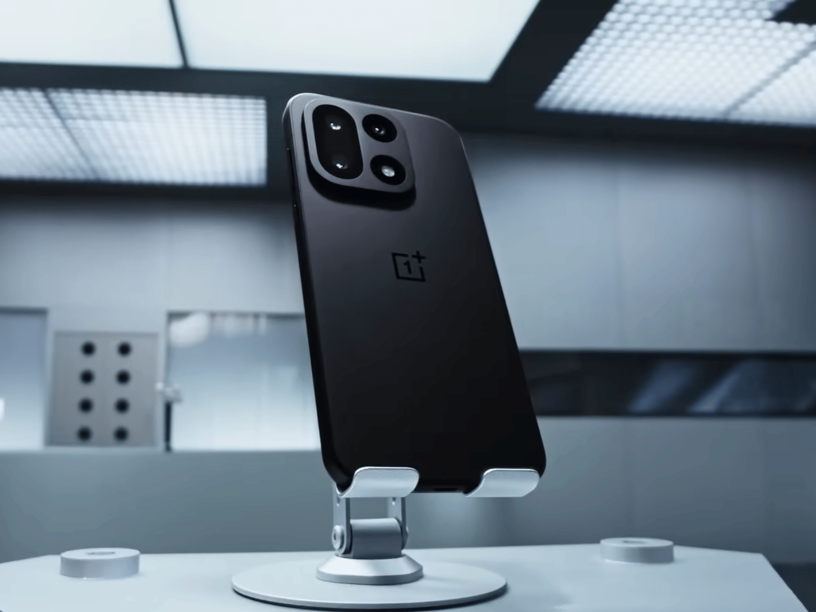 OnePlus 16 thiết kế rò rỉ viền siêu mỏng
