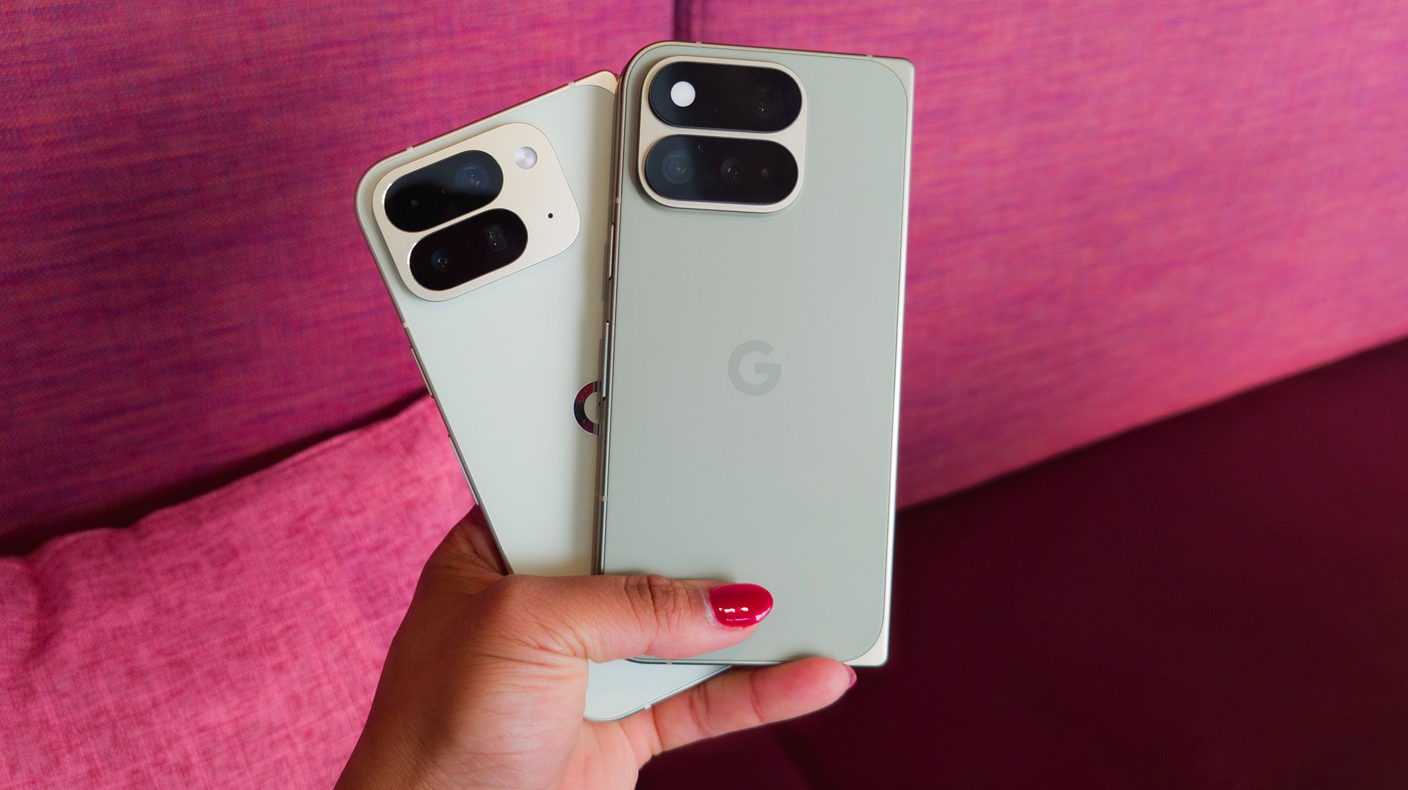 So sánh Pixel 11 Pro Fold xanh lá và Pixel 10 Pro Fold trắng