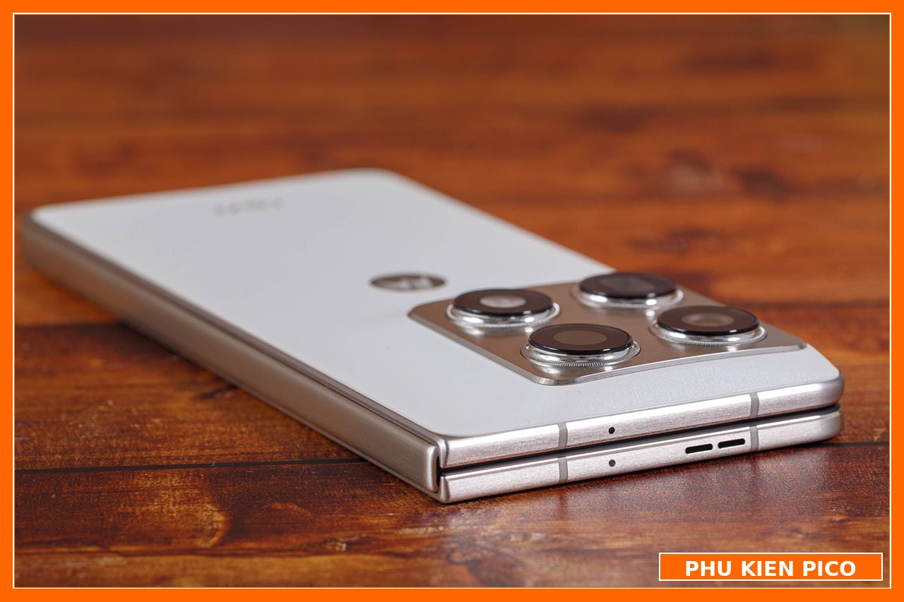 Màn hình Motorola Razr Fold siêu sáng 6200 nits