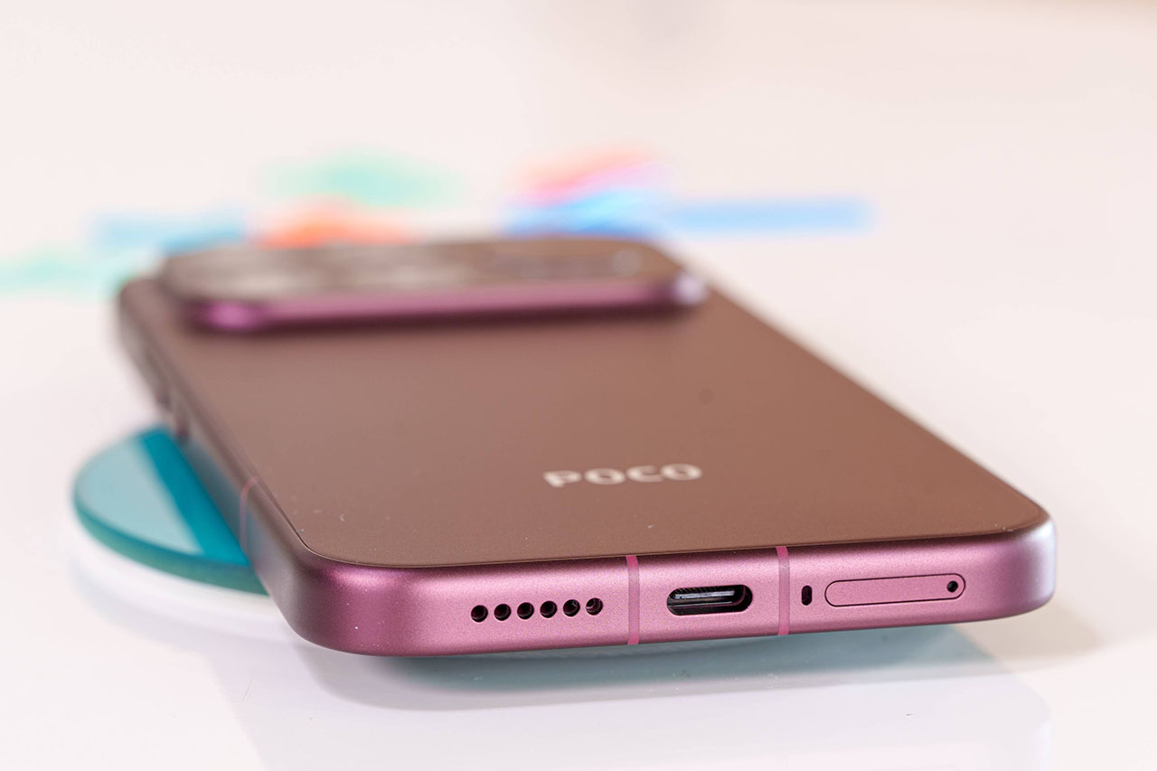 Cạnh dưới POCO F9 Ultra tích hợp cổng USB-C, loa ngoài và khay SIM