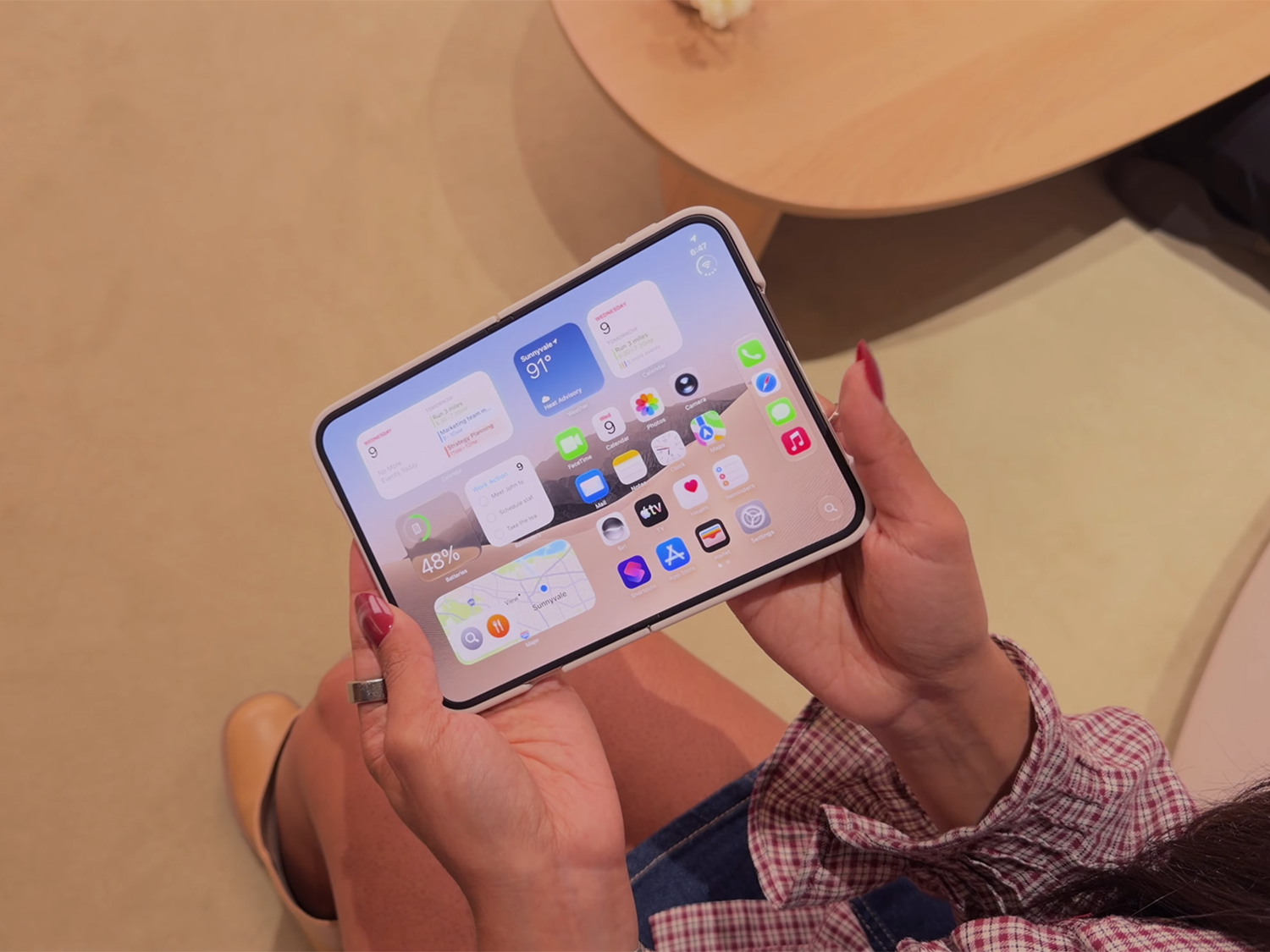 Màn hình chính 7.6 inch LTPO Super Retina XDR OLED đẳng cấp của iPhone Duo