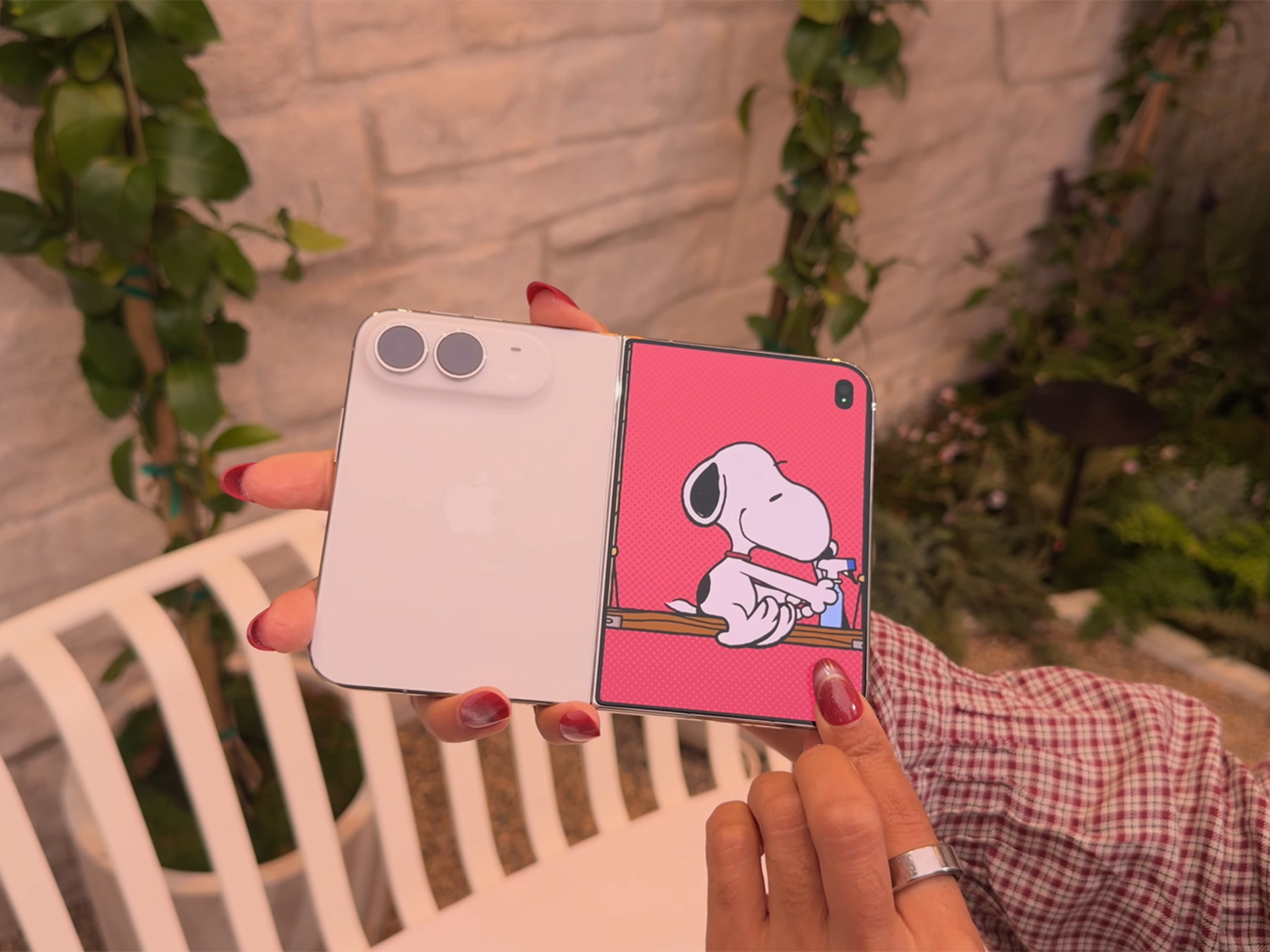 Hình ảnh trên tay thực tế điện thoại màn hình gập iPhone Duo