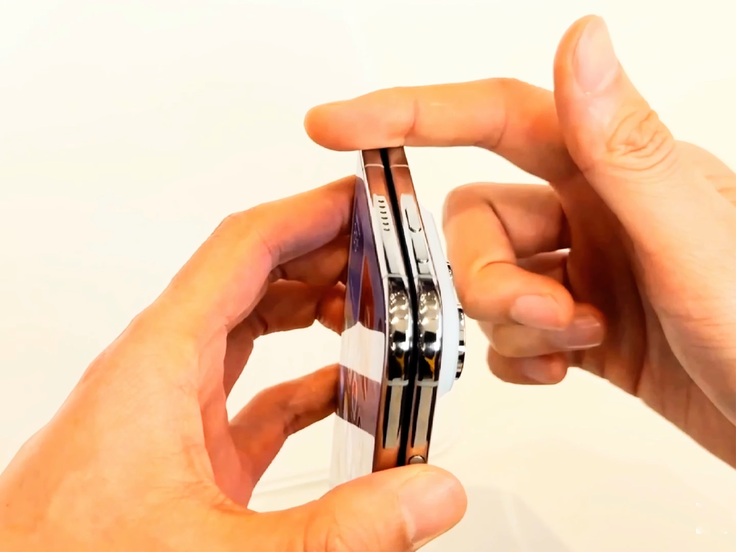Chi tiết cạnh trên của iPhone Duo với khung viền Titan hoàn thiện cao cấp