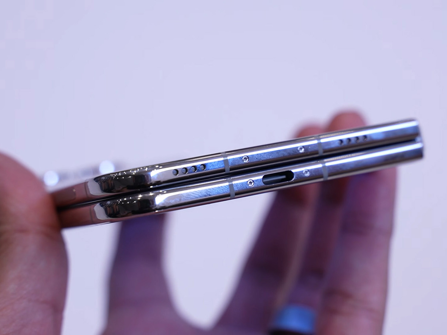 Chi tiết cạnh dưới của iPhone Duo với cổng USB C và dải loa ngoài