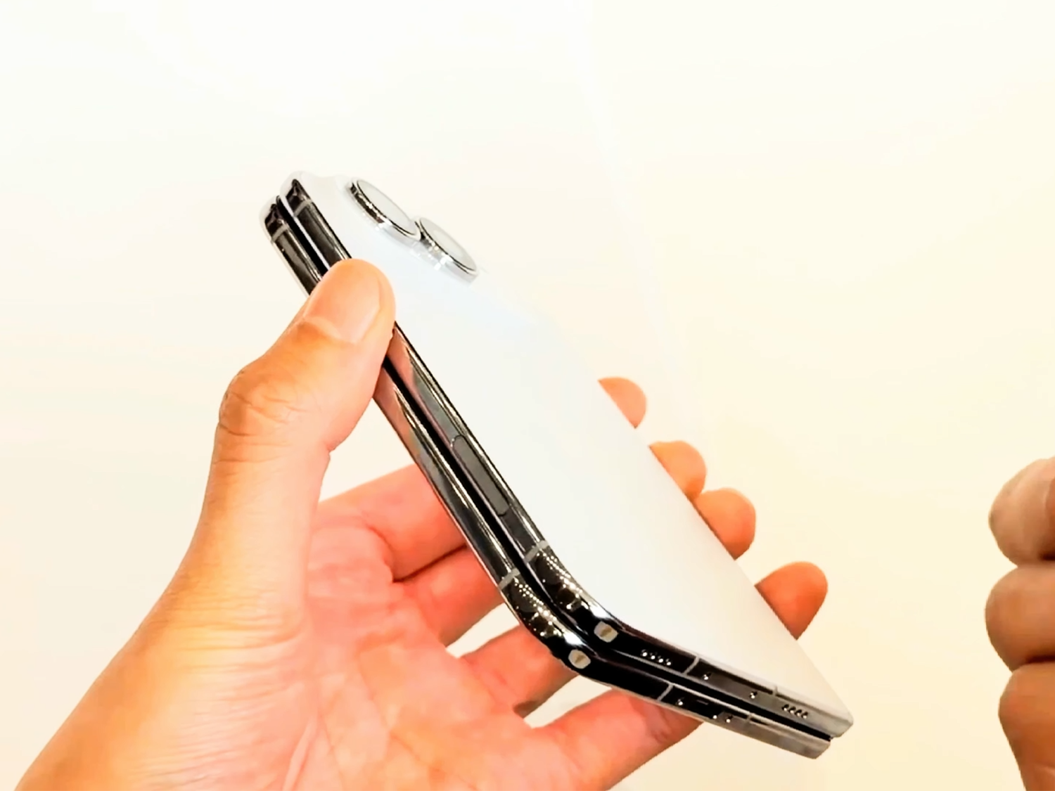 Thiết kế cạnh ngoài iPhone Duo tích hợp nút Action Button và Camera Control
