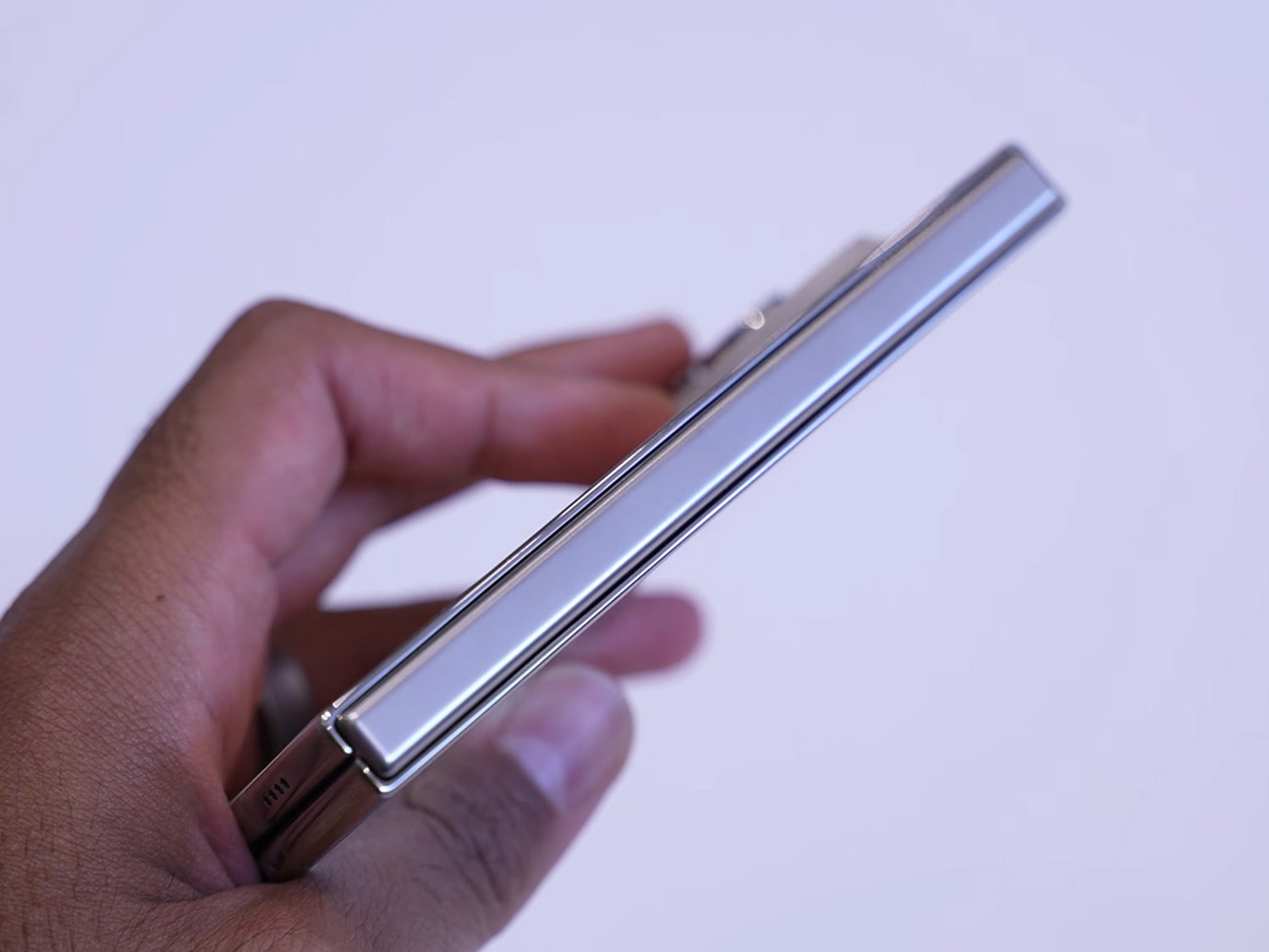 Thiết kế bản lề mô men xoắn biến thiên chất liệu Titan trên iPhone Duo