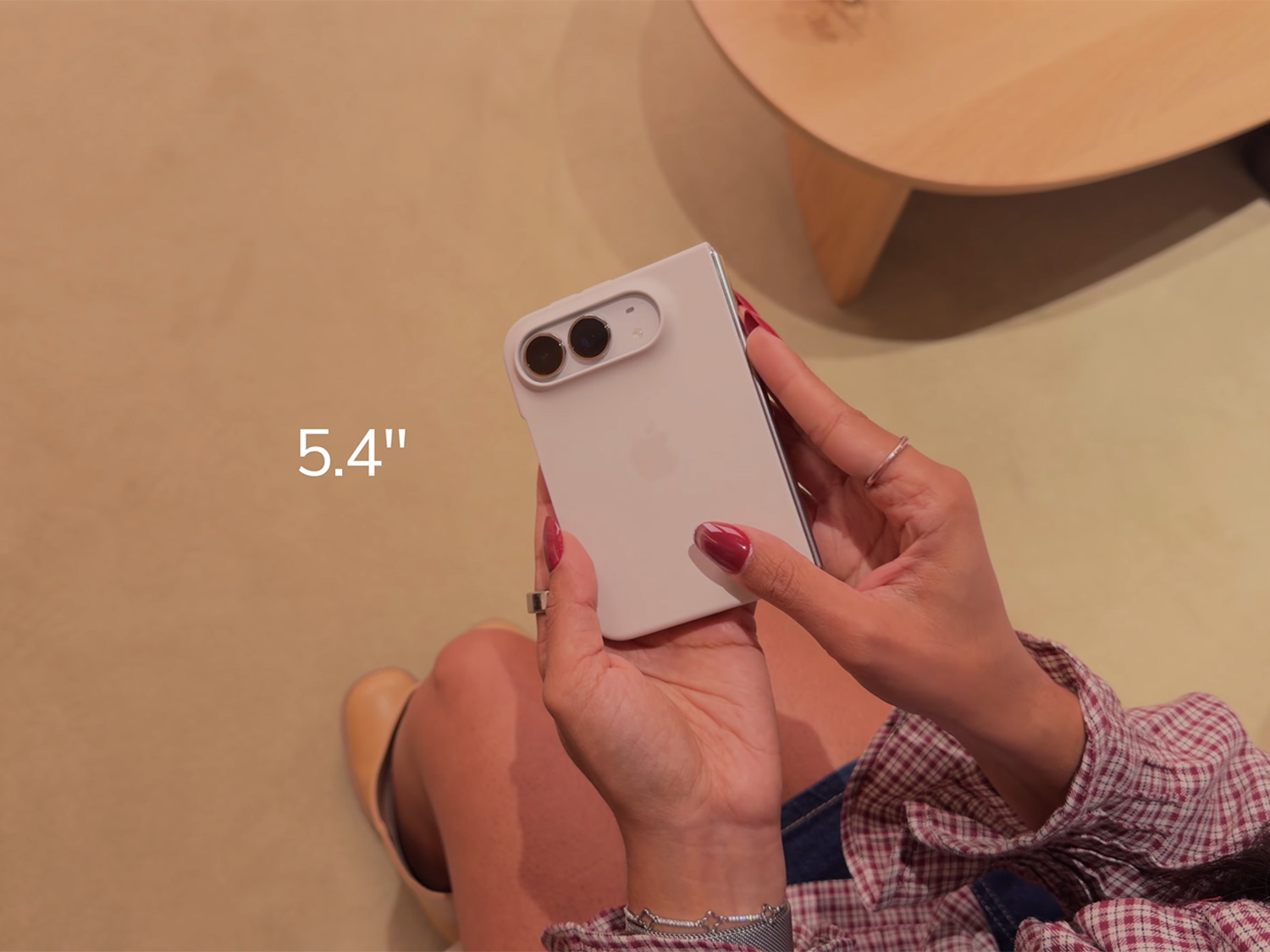 Mặt lưng iPhone Duo hoàn thiện bằng kính Ceramic Shield nhám mờ cao cấp