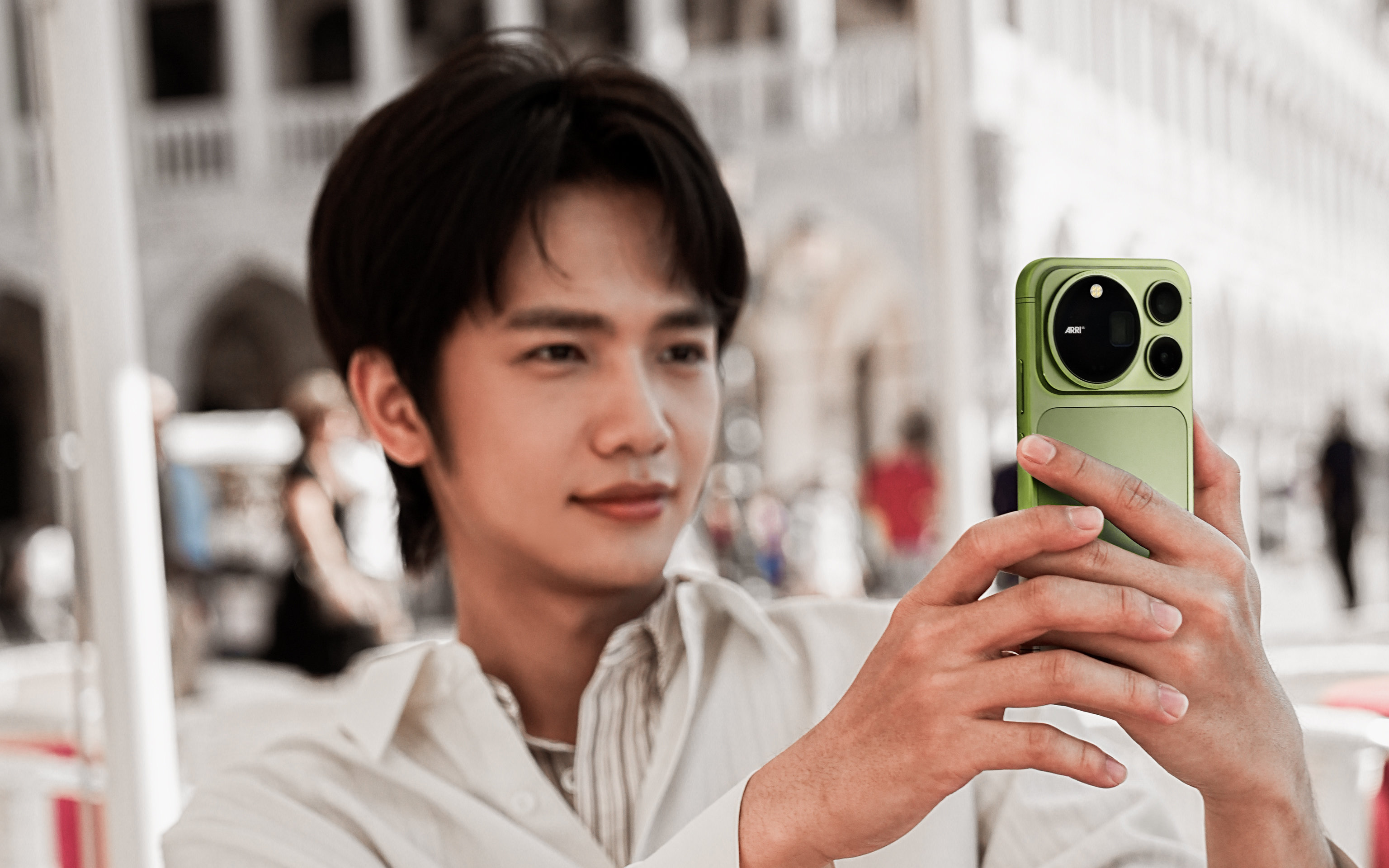 Honor Magic9 Pro Max mau Moss Green hop tac ARRI Ảnh thực tế Honor Magic9 Pro Max màu xanh rêu Moss Green với logo ARRI