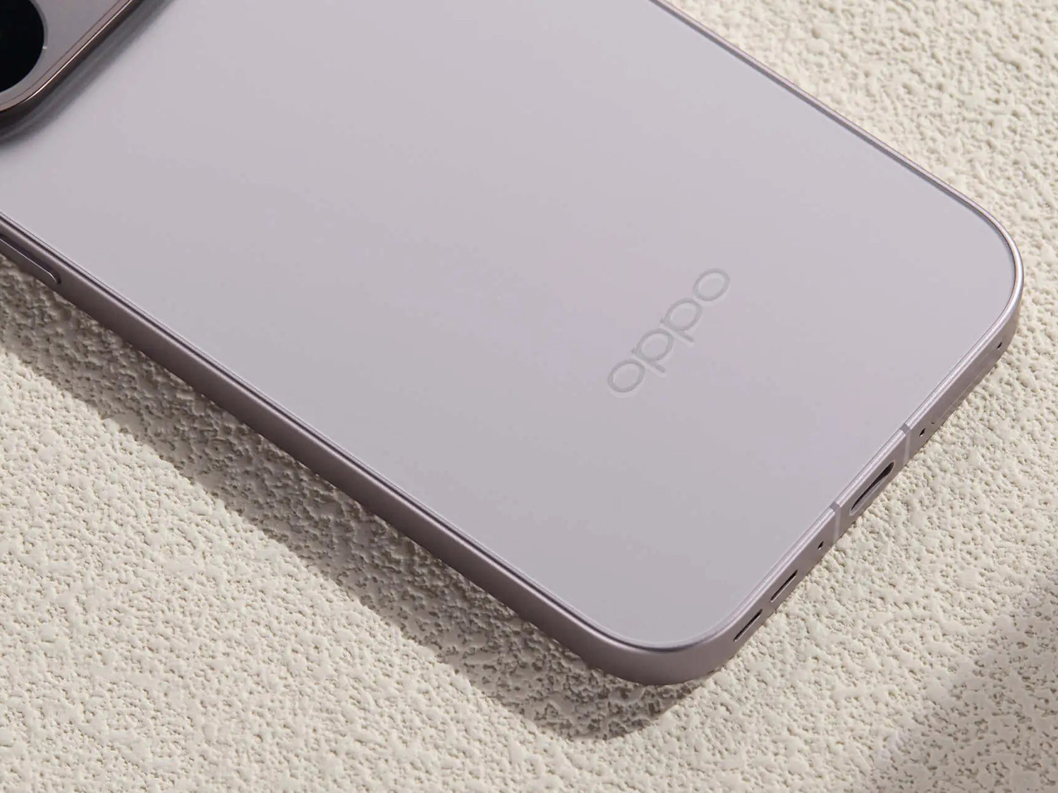 Cận cảnh mặt lưng kính hoàn thiện nhung sáng màu Titan Nhạt của OPPO Find X10