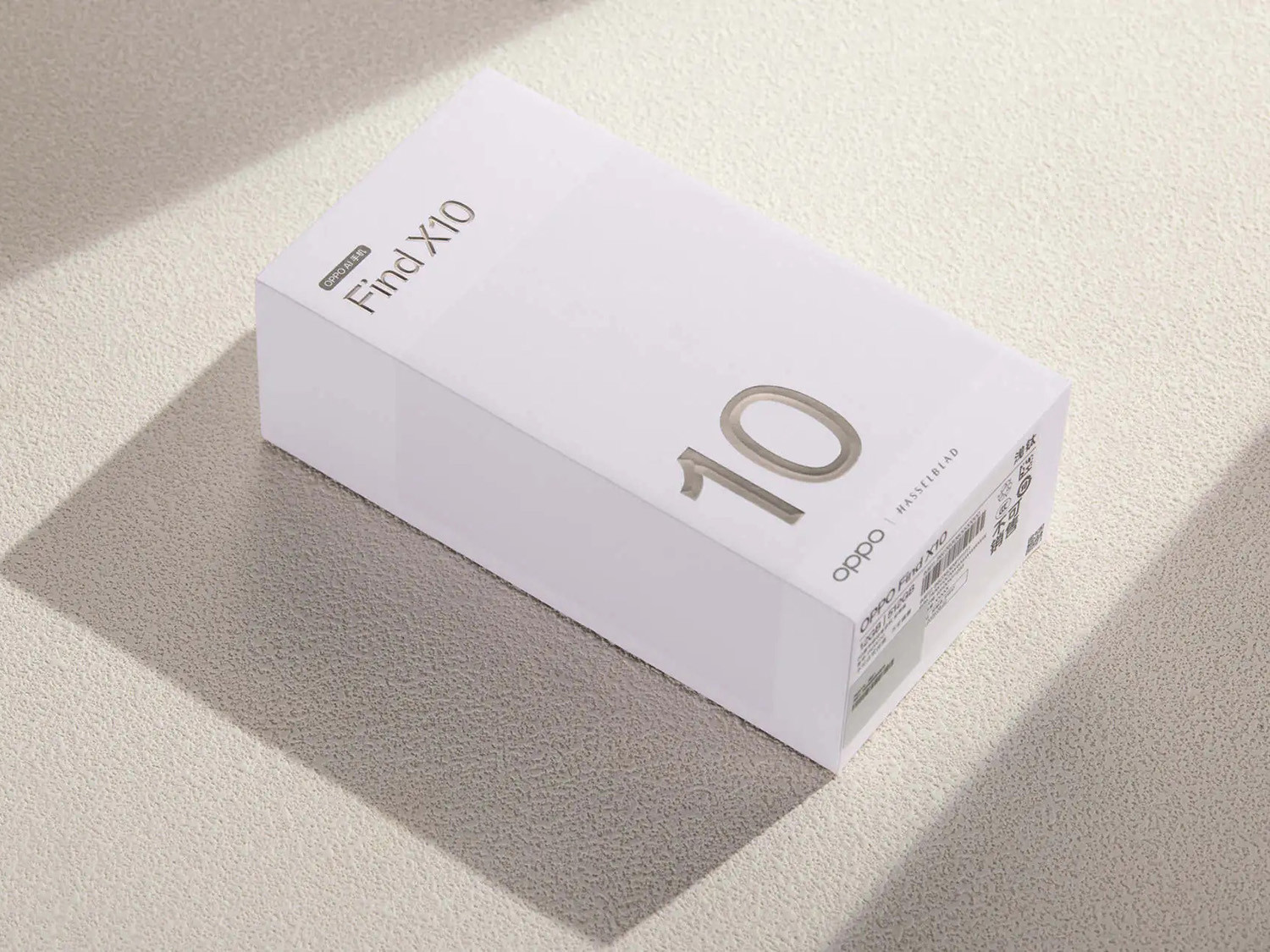 Hộp đựng màu trắng tối giản với số 10 ánh kim và logo Hasselblad của OPPO Find X10