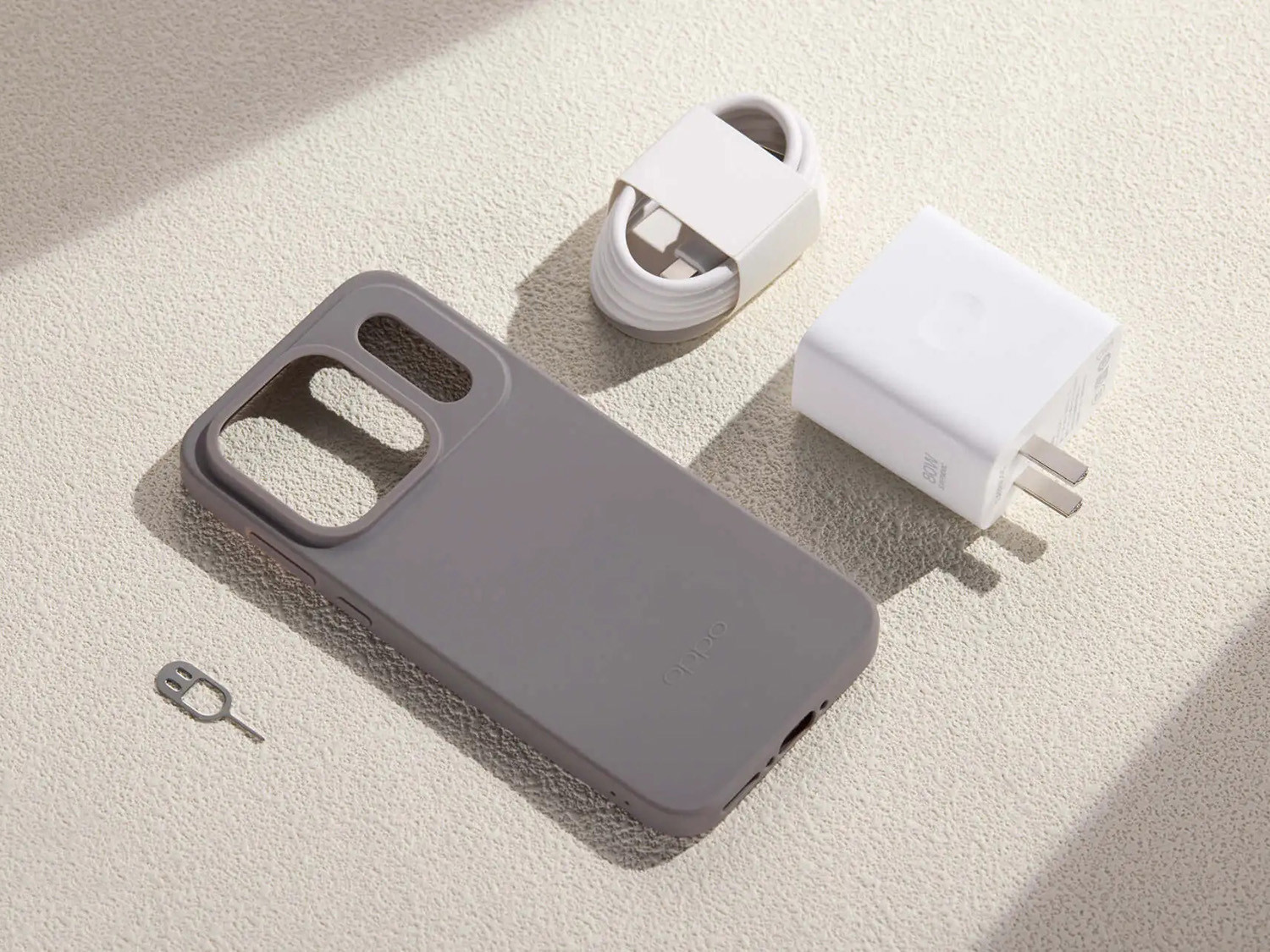 Trọn bộ phụ kiện đi kèm gồm củ sạc 80W cáp sạc và ốp lưng của OPPO Find X10