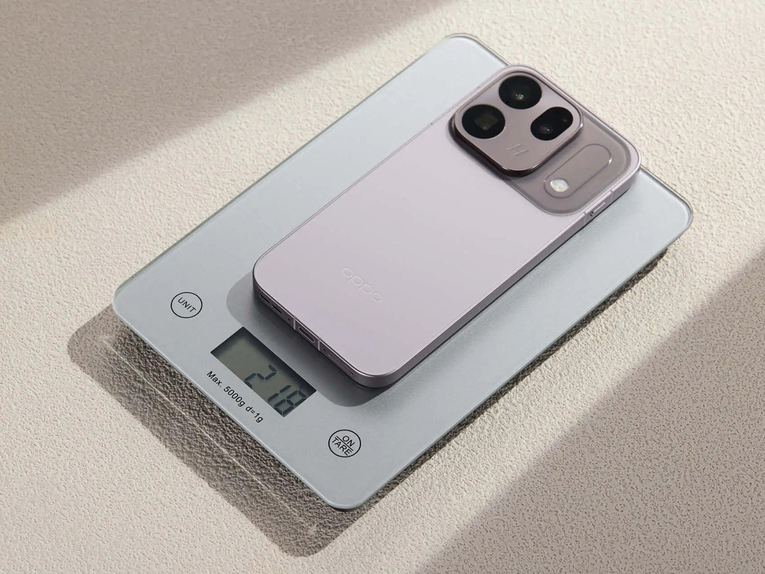 Thiết kế bo góc lớn Hoàng Kim Đại R mang lại cảm giác cầm thoải mái trên OPPO Find X10
