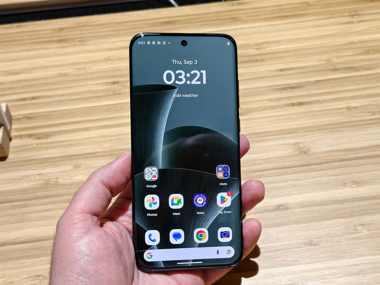 Man hinh Extreme AMOLED 144Hz 5200 nits vien sieu mong tren motorola Edge 70 Plus