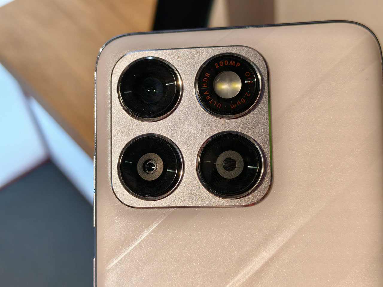 Camera 200MP chong rung OIS All Pixel Focus tren motorola Edge 70 Plus