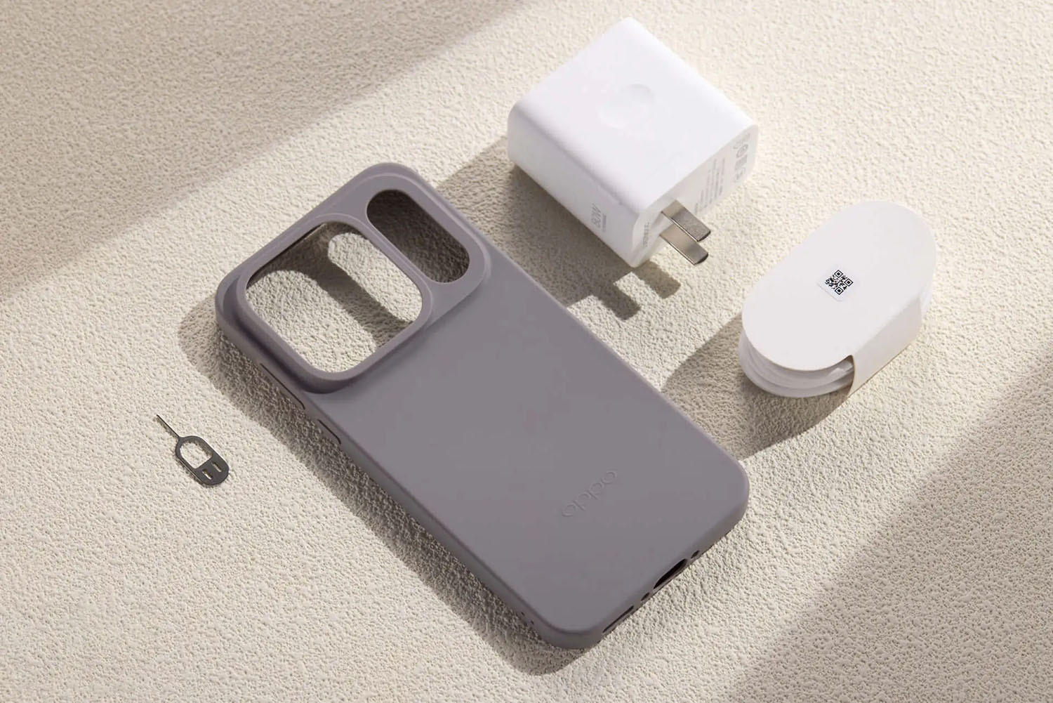 Bộ phụ kiện đầy đủ trong hộp gồm ốp lưng củ sạc cáp sạc và que lấy SIM