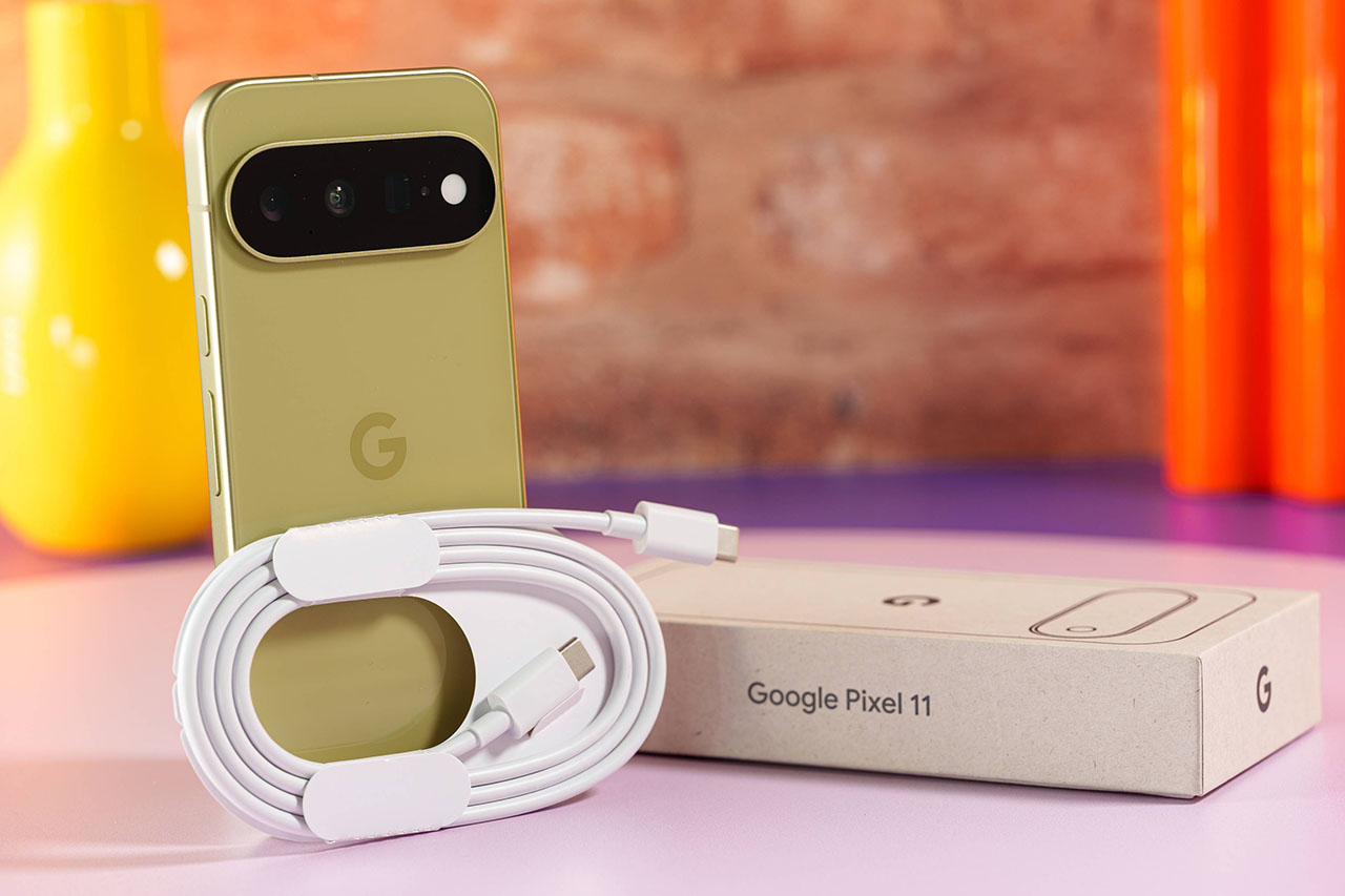 Mở hộp Google Pixel 11 gồm thân máy cáp sạc Type-C que lấy SIM