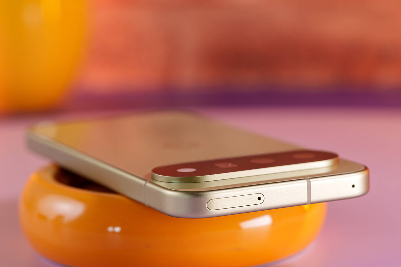 Chi tiết cạnh trên Google Pixel 11 gồm khay SIM và micro phụ