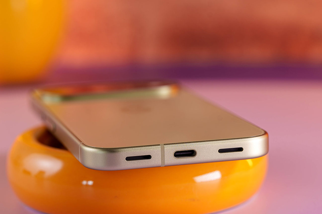 Cạnh dưới Google Pixel 11 cổng USB-C dải loa và mic thoại