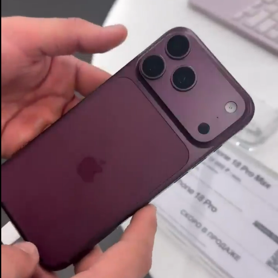 Ảnh cắt từ video rò rỉ iPhone 18 Pro Max màu Dark Cherry trên tay thực tế
