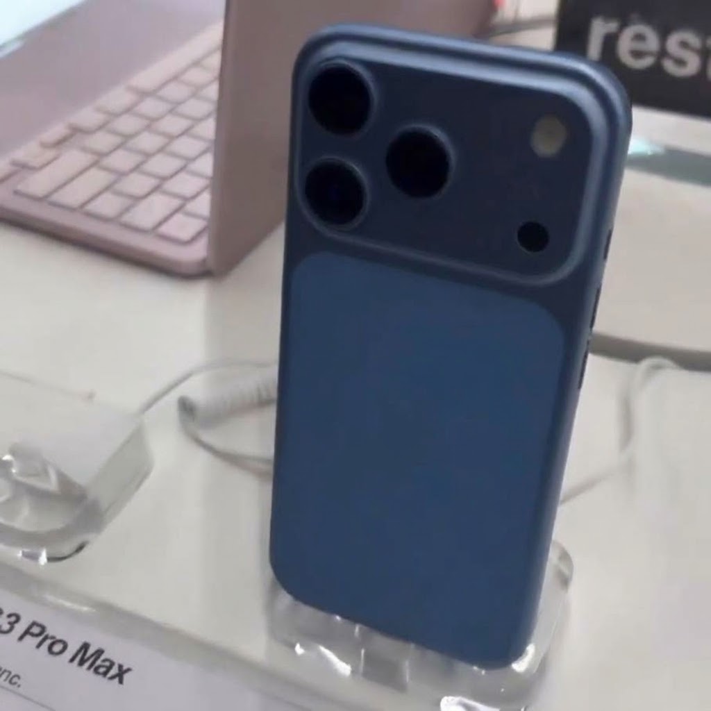 Ảnh cắt từ video rò rỉ iPhone 18 Pro Max màu Sky Blue trên tay thực tế