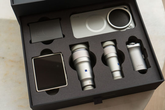 Trên tay vivo X500 Pro Max mặt lưng kính nhám camera Zeiss