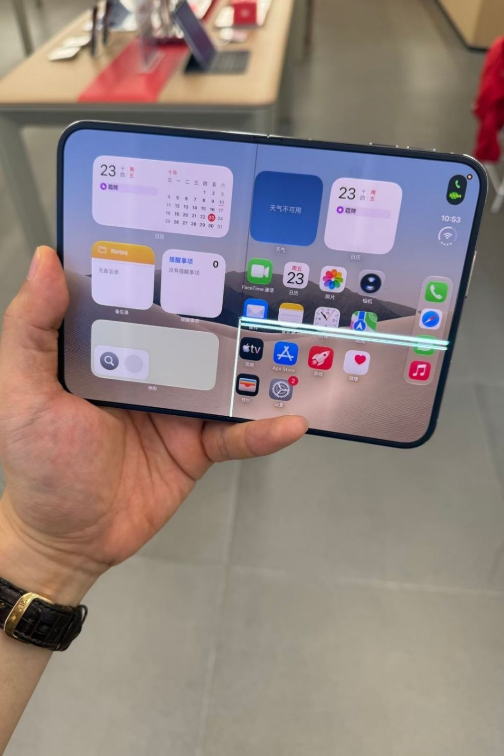 Hiện tượng sọc màn hình chạy ngang bản lề trên iPhone Duo sau khi mở bán