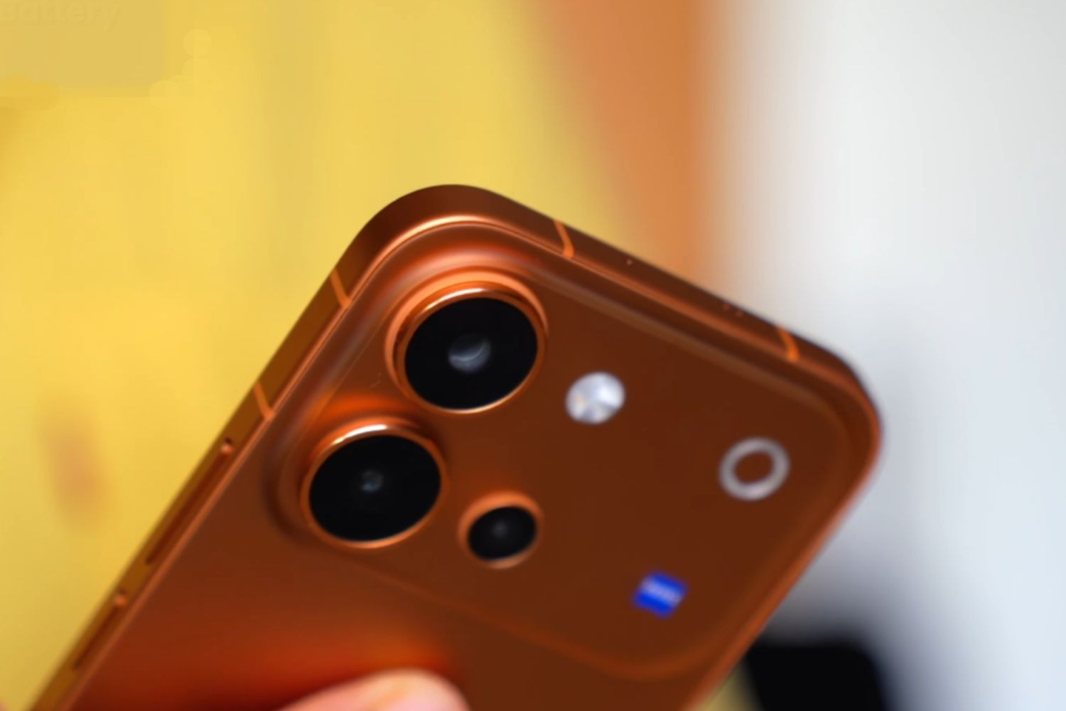 Cụm camera sau hợp tác thương hiệu ZEISS trên Vivo V80