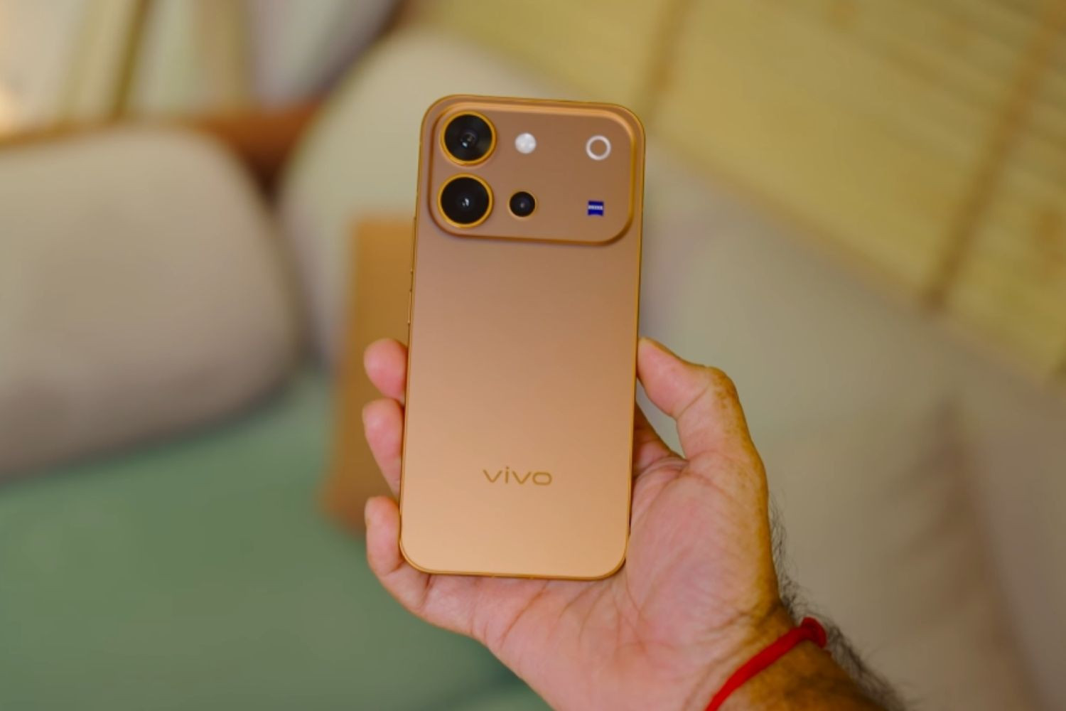 Thiết kế thực tế Vivo V80 mỏng nhẹ sang trọng và viền phẳng
