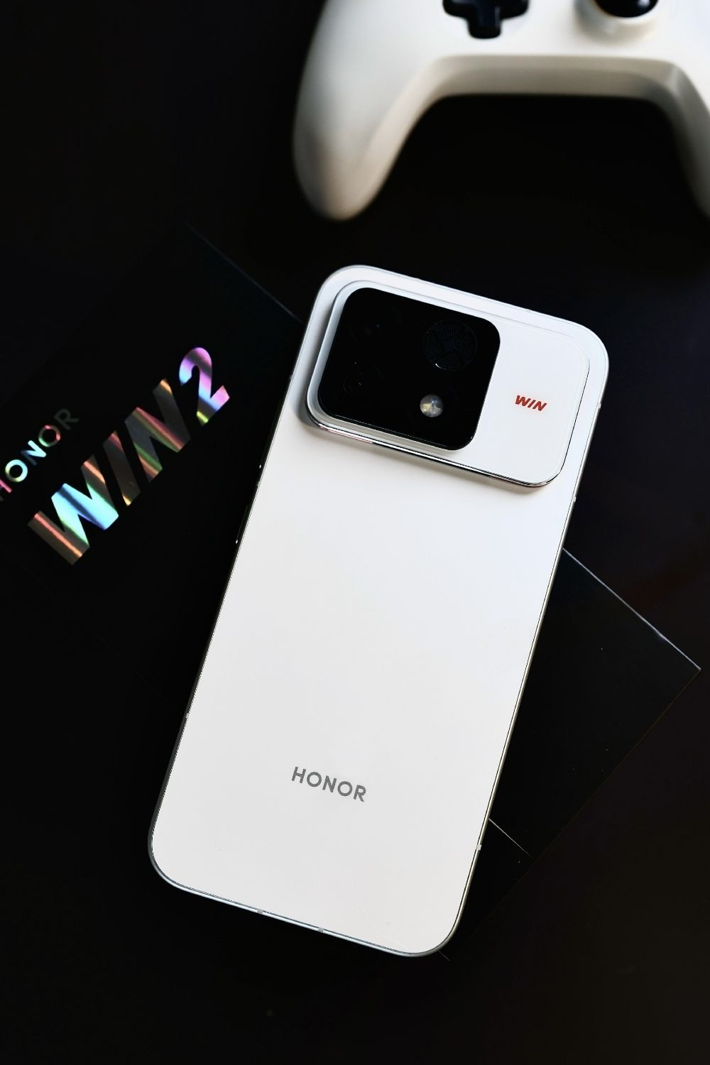 Cận cảnh mặt lưng với hệ thống quạt tản nhiệt tích hợp đèn LED RGB trên Honor WIN 2