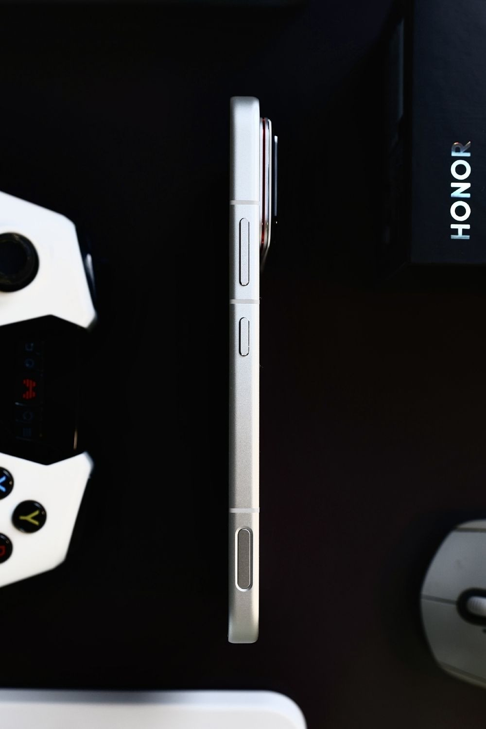 Cạnh phải Honor WIN 2 gồm nút nguồn nút âm lượng và phím chức năng gaming