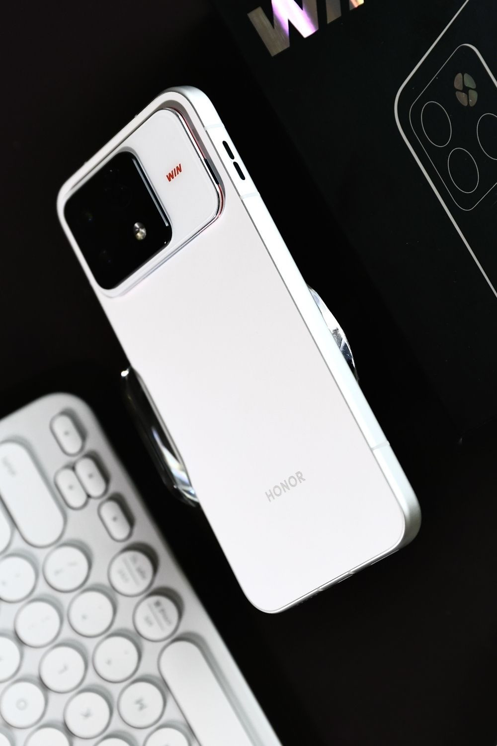 Cạnh trái khung kim loại phẳng nguyên khối của Honor WIN 2