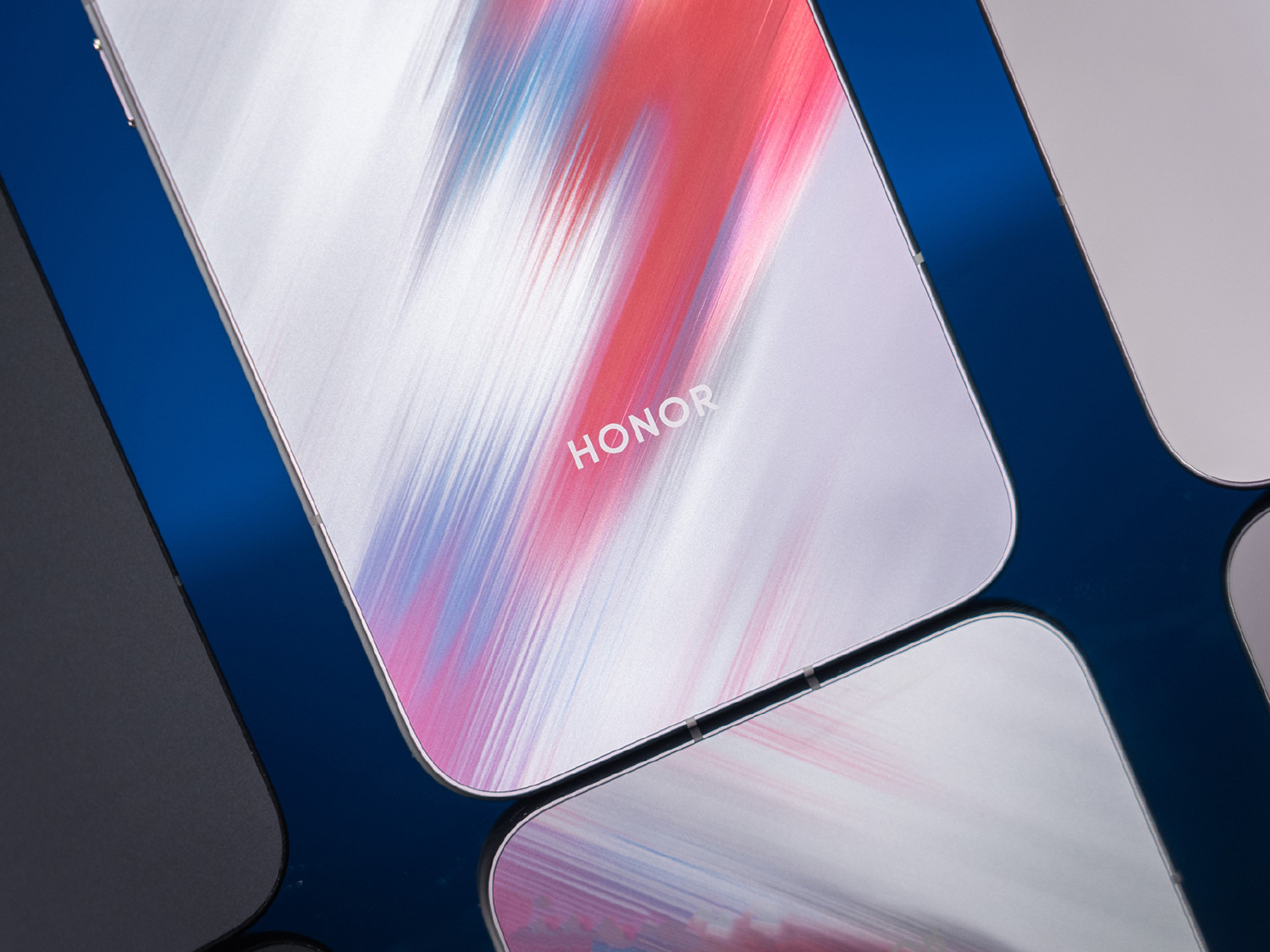 Cận cảnh mặt lưng Honor WIN RT2 với khe thoát gió quạt tản nhiệt chủ động