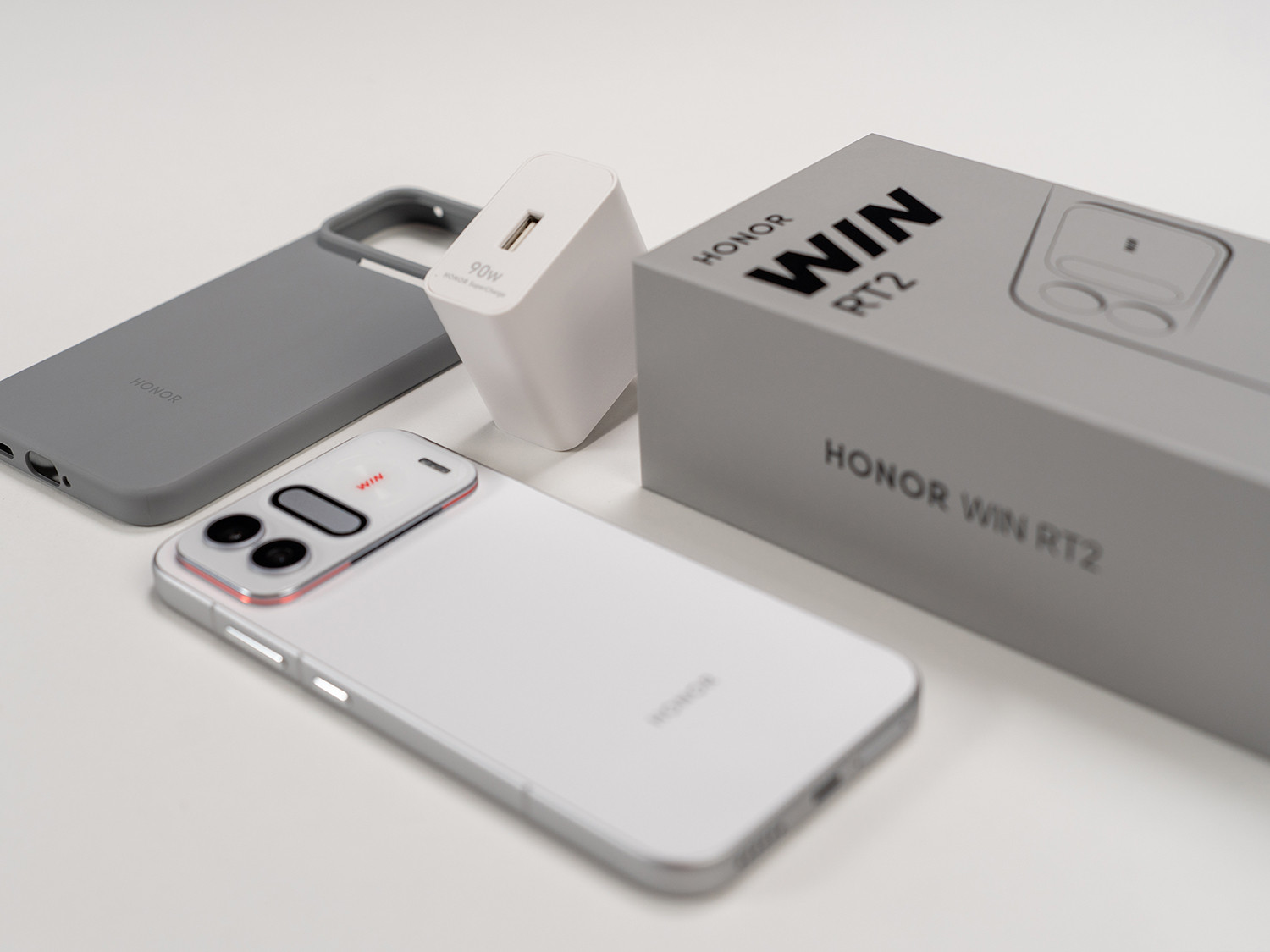 Trọn bộ phụ kiện đi kèm trong hộp Honor WIN RT2 gồm cáp sạc và que SIM