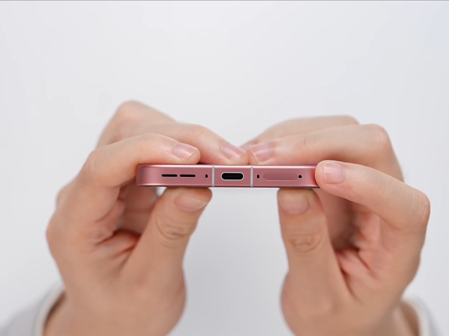 Cạnh dưới OnePlus Ace 7 bố trí khay SIM kép cổng sạc Type-C 100W và loa ngoài
