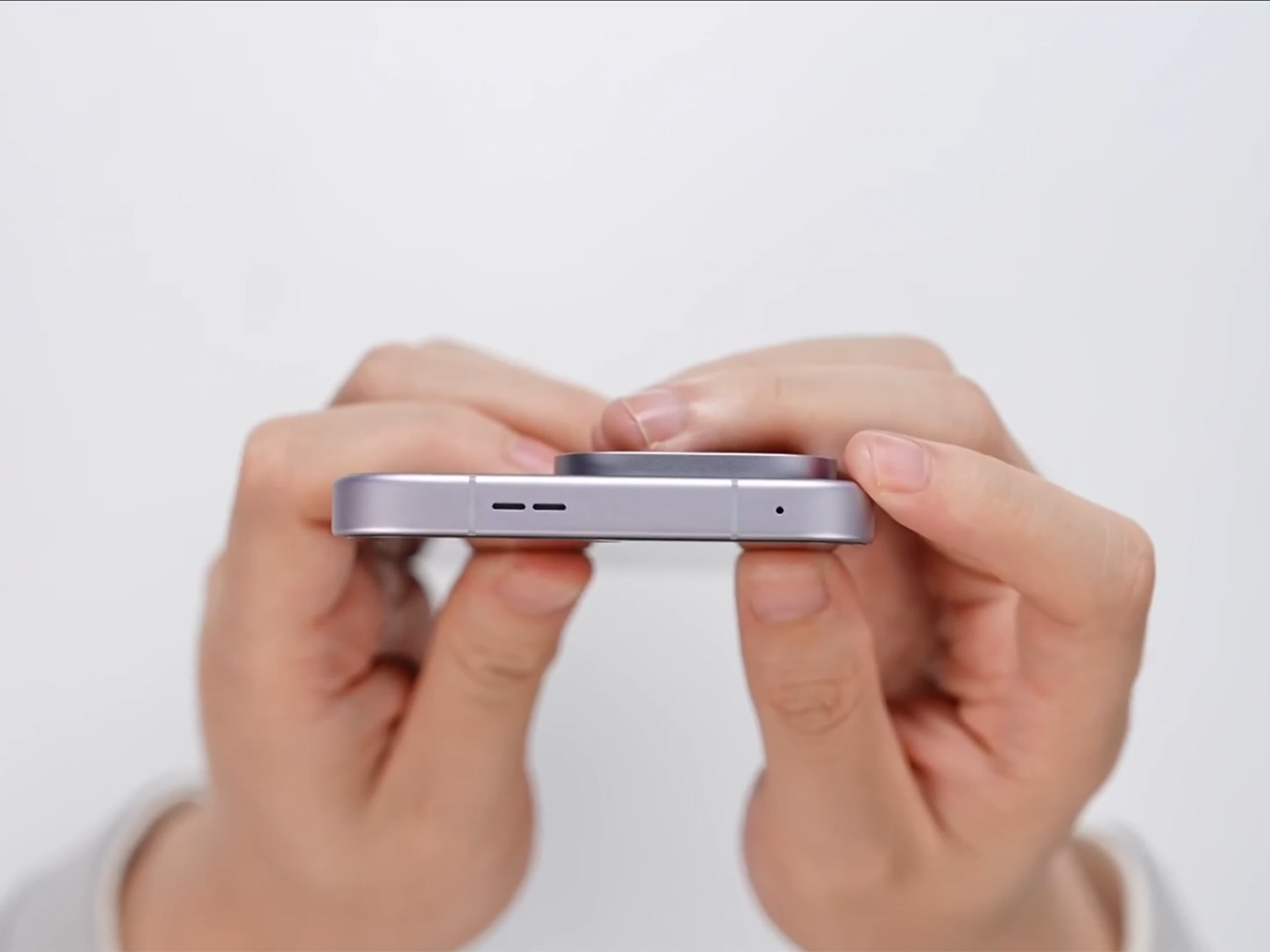 Cạnh trên OnePlus Ace 7 với cổng điều khiển hồng ngoại và khe thoát loa ngoài stereo
