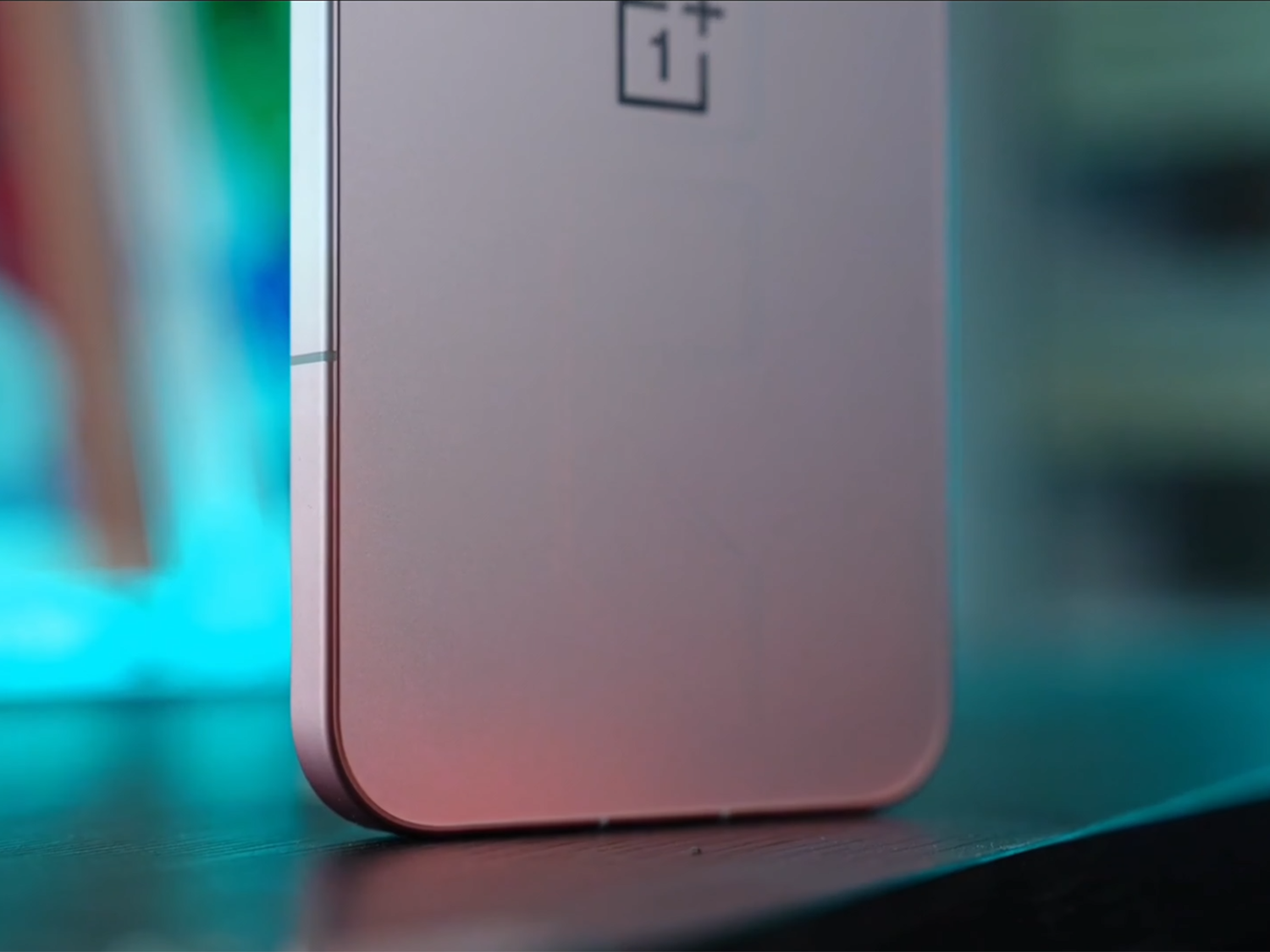 Mặt lưng OnePlus Ace 7 với cụm camera 50MP và khe thoát gió quạt tản nhiệt hai luồng