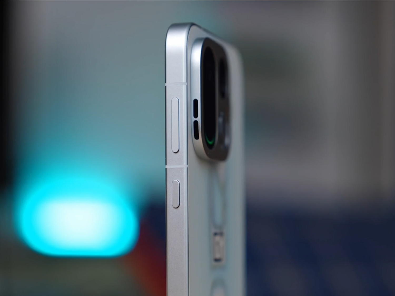 Cạnh phải OnePlus Ace 7 Pro tích hợp phím vật lý và khe thoát gió tản nhiệt