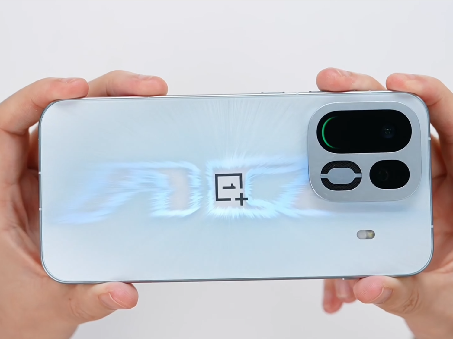 Mặt lưng OnePlus Ace 7 Pro với camera 200MP và khe thoát nhiệt quạt chủ động