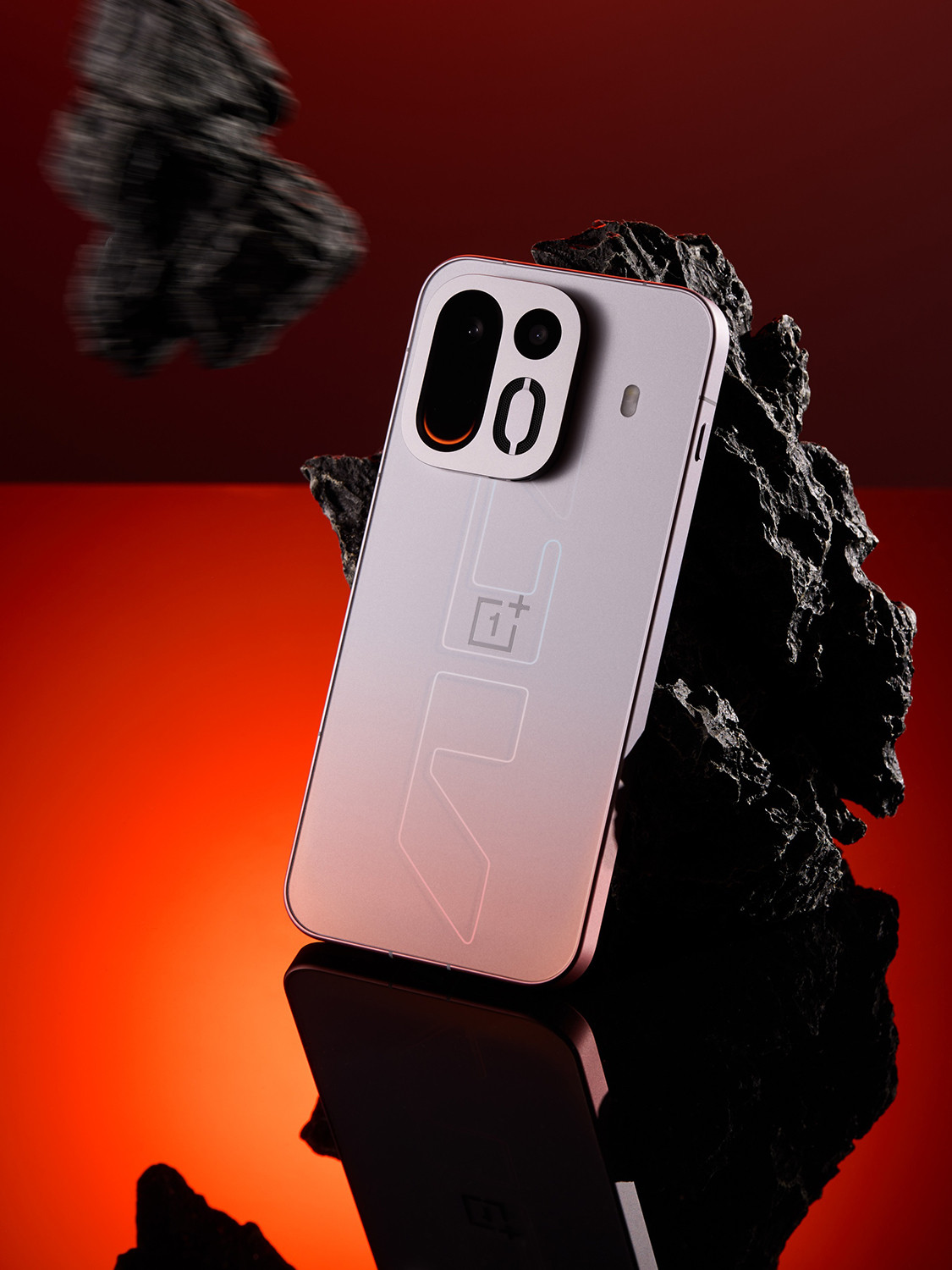 Thiết kế thực tế trên tay OnePlus Ace 7 khung kim loại phẳng cầm chắc chắn