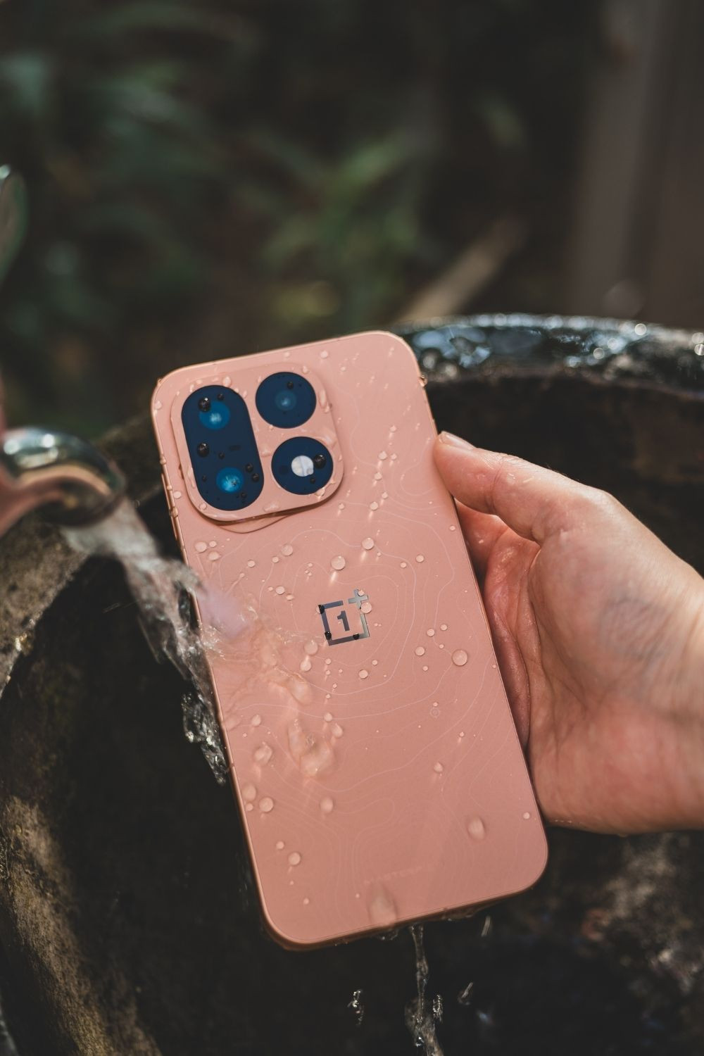 Chi tiết khung viền nhôm hoàn thiện tinh xảo của OnePlus 16