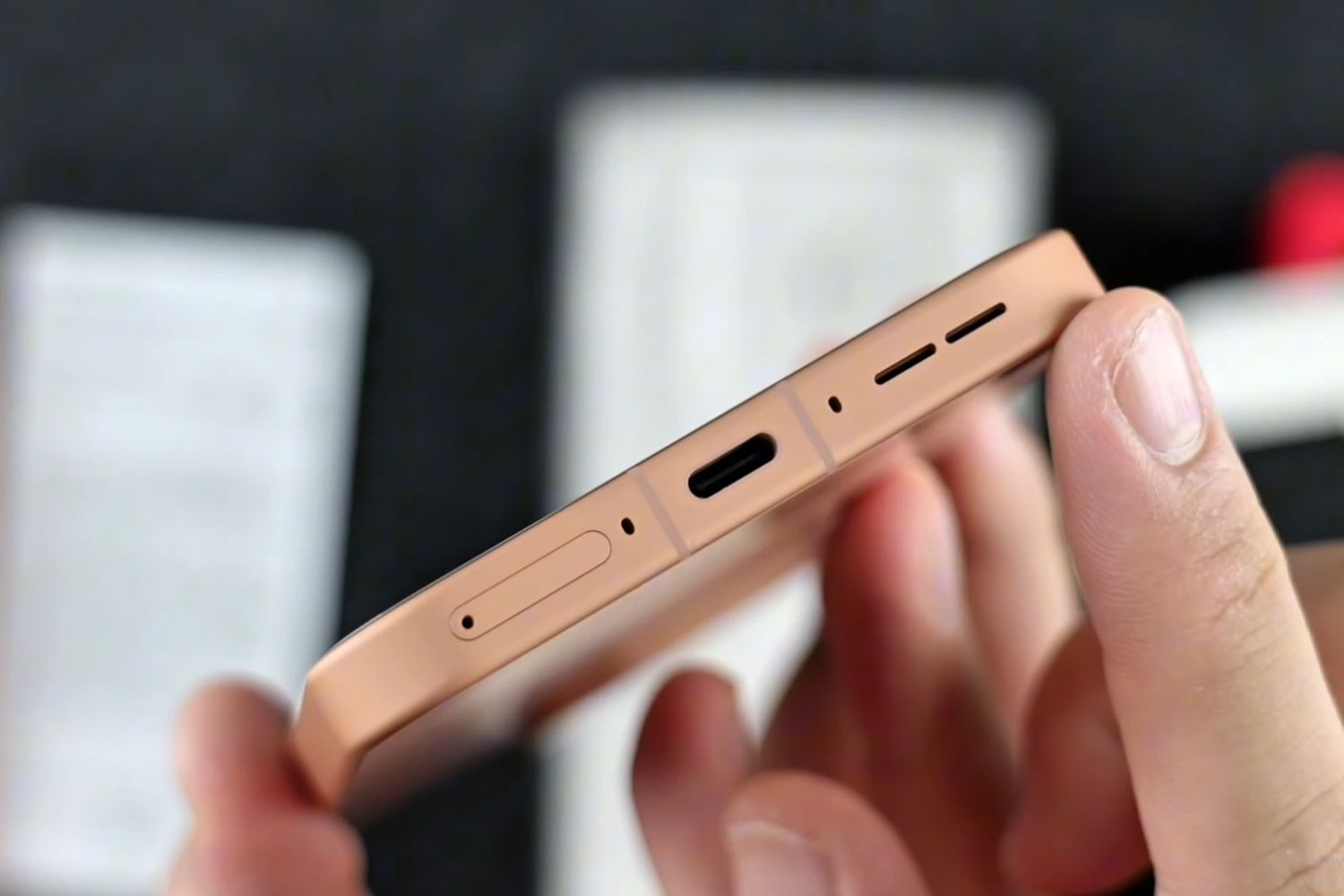 Cạnh dưới OnePlus 16 cổng sạc Type-C loa ngoài và khay SIM