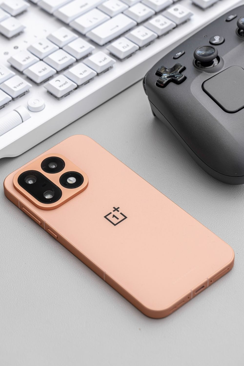 Mặt lưng họa tiết ánh sao độc đáo và cụm camera sau 200MP trên OnePlus 16
