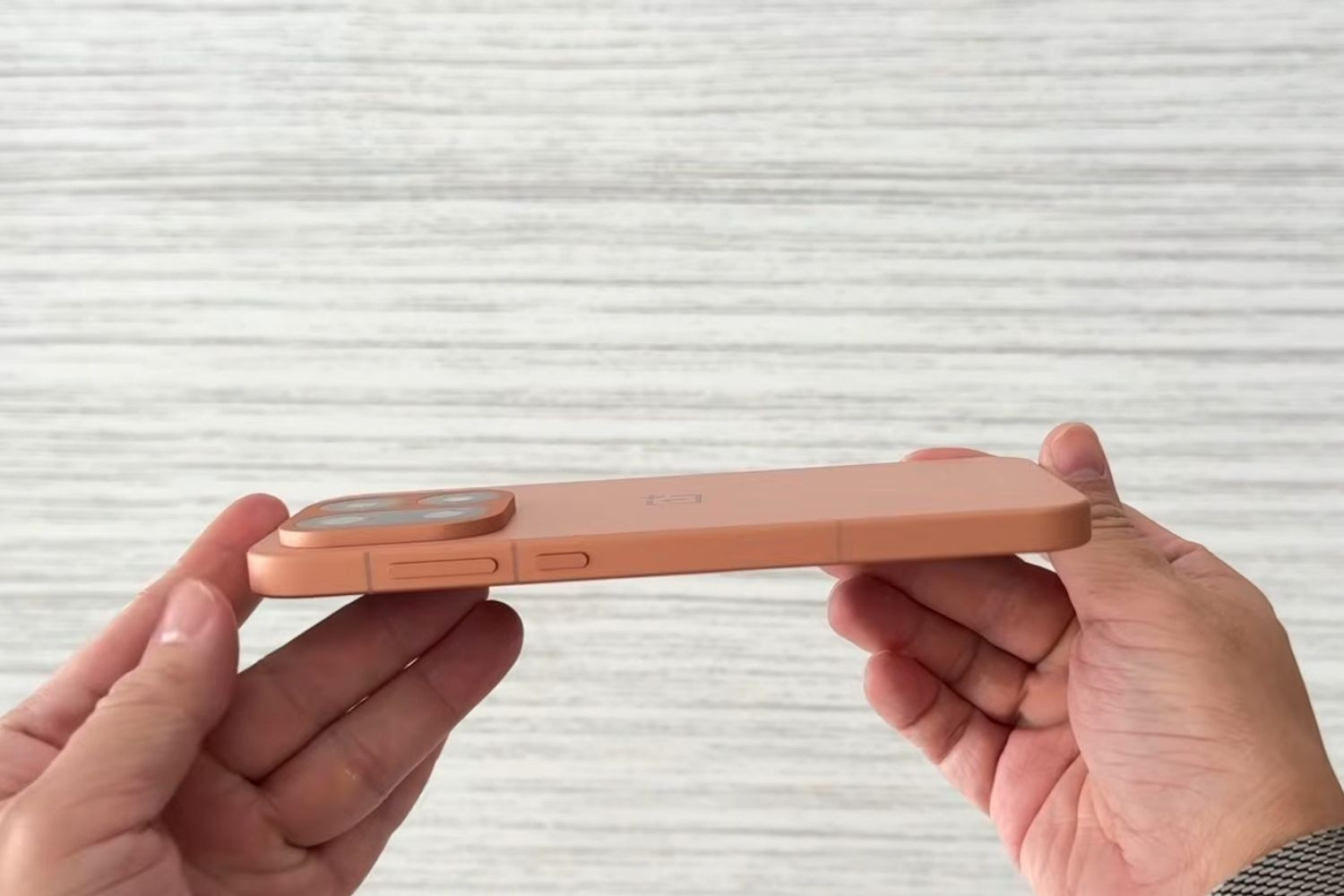 Cạnh phải OnePlus 16 với nút nguồn và phím tăng giảm âm lượng